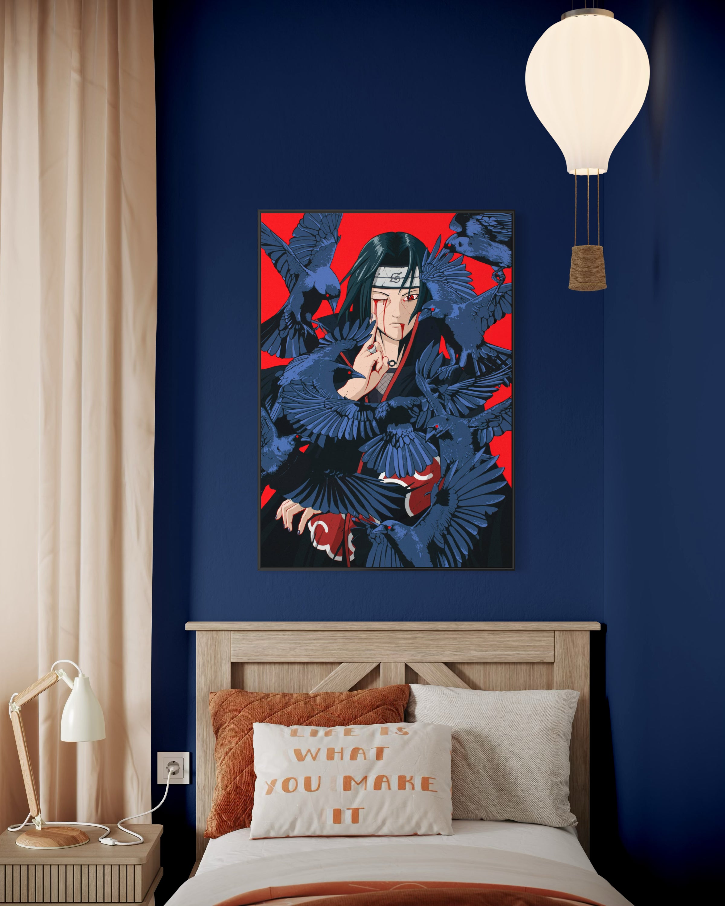 Stampa Itachi con abiti neri e capelli lunghi, sfondo rosso e ali blu
