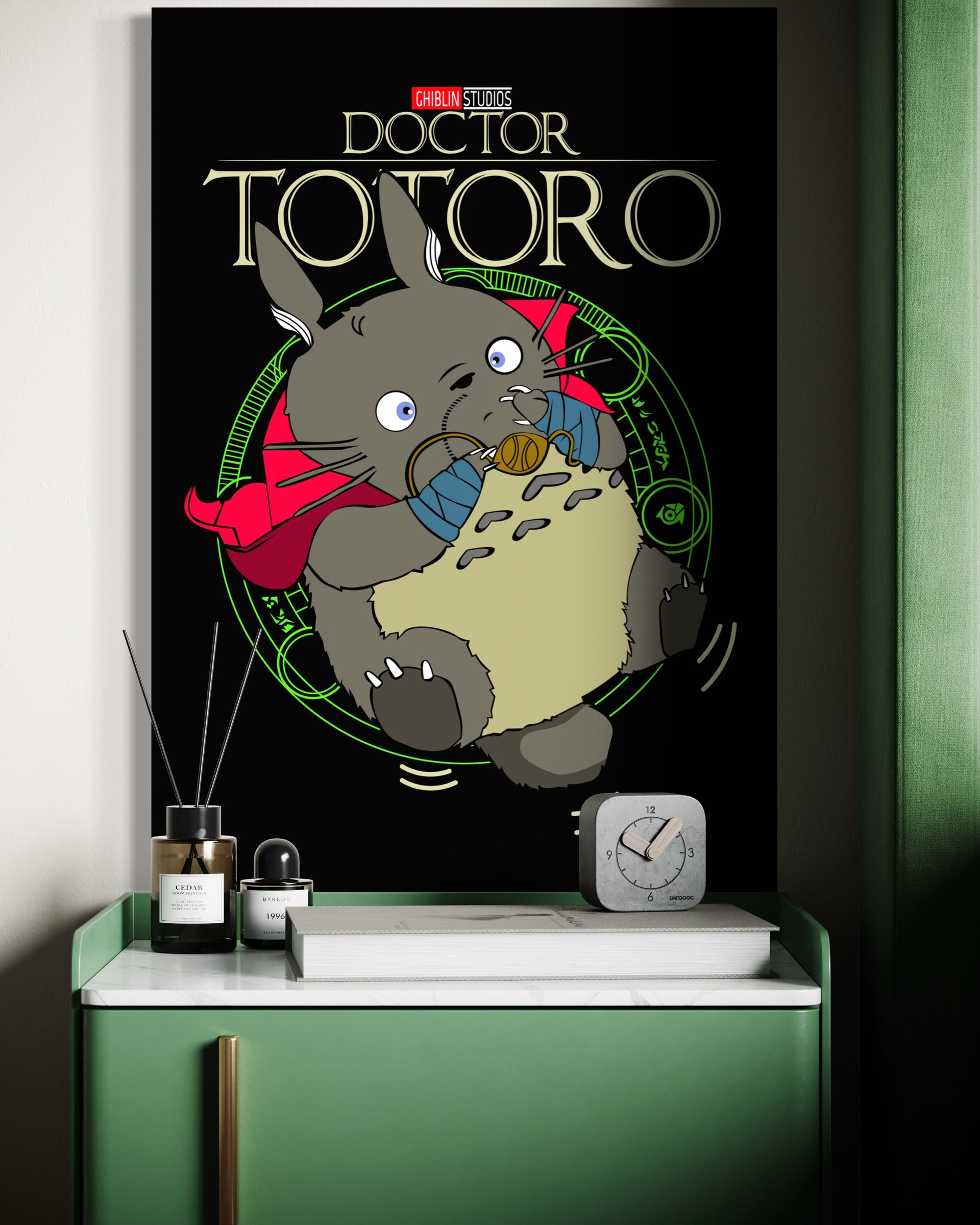Doctor Totoro stampa: Totoro grigio con casco e scritta luminosa su sfondo nero