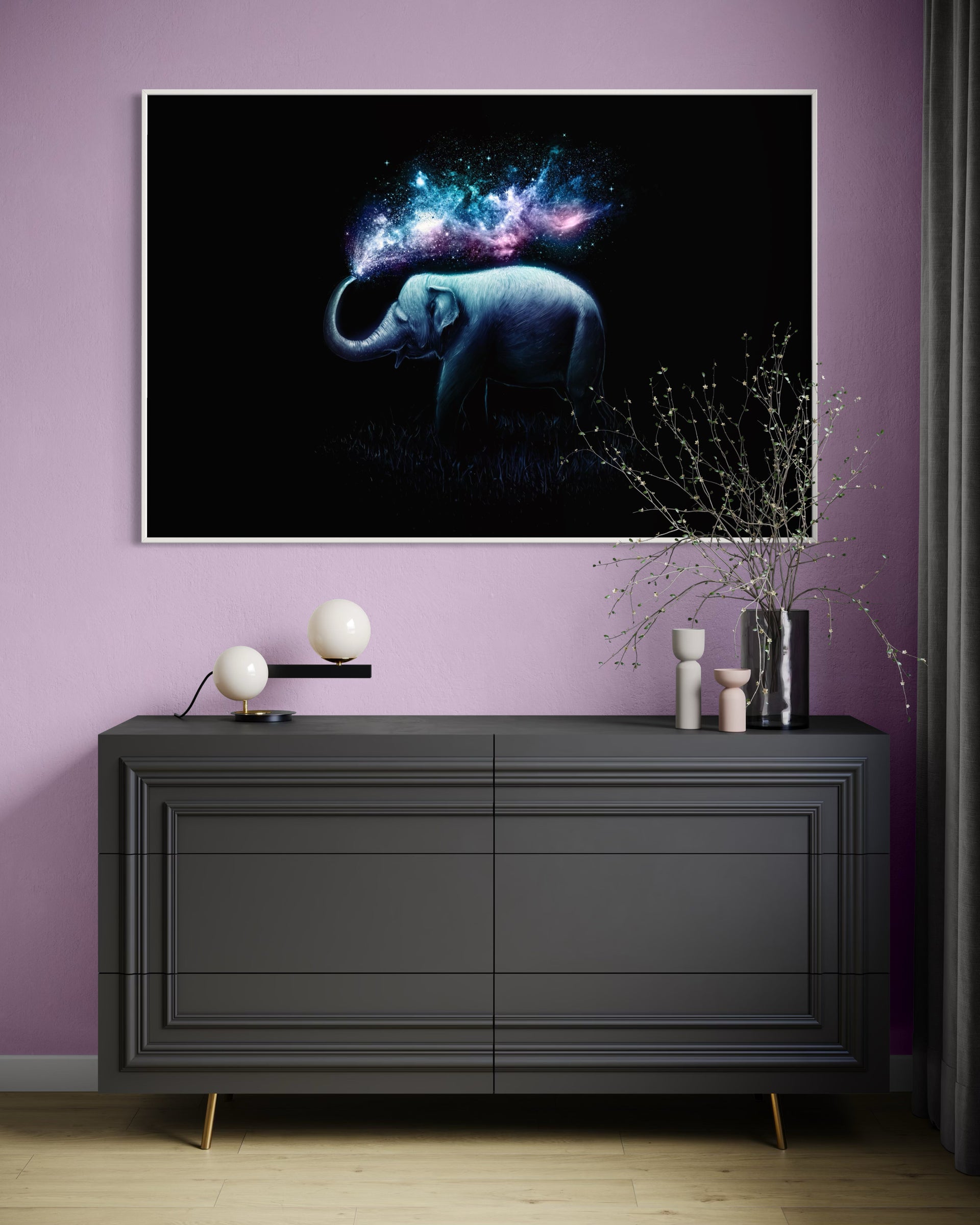 Elefante cosmo con telaio nero, illustrazione blu e viola su sfondo scuro