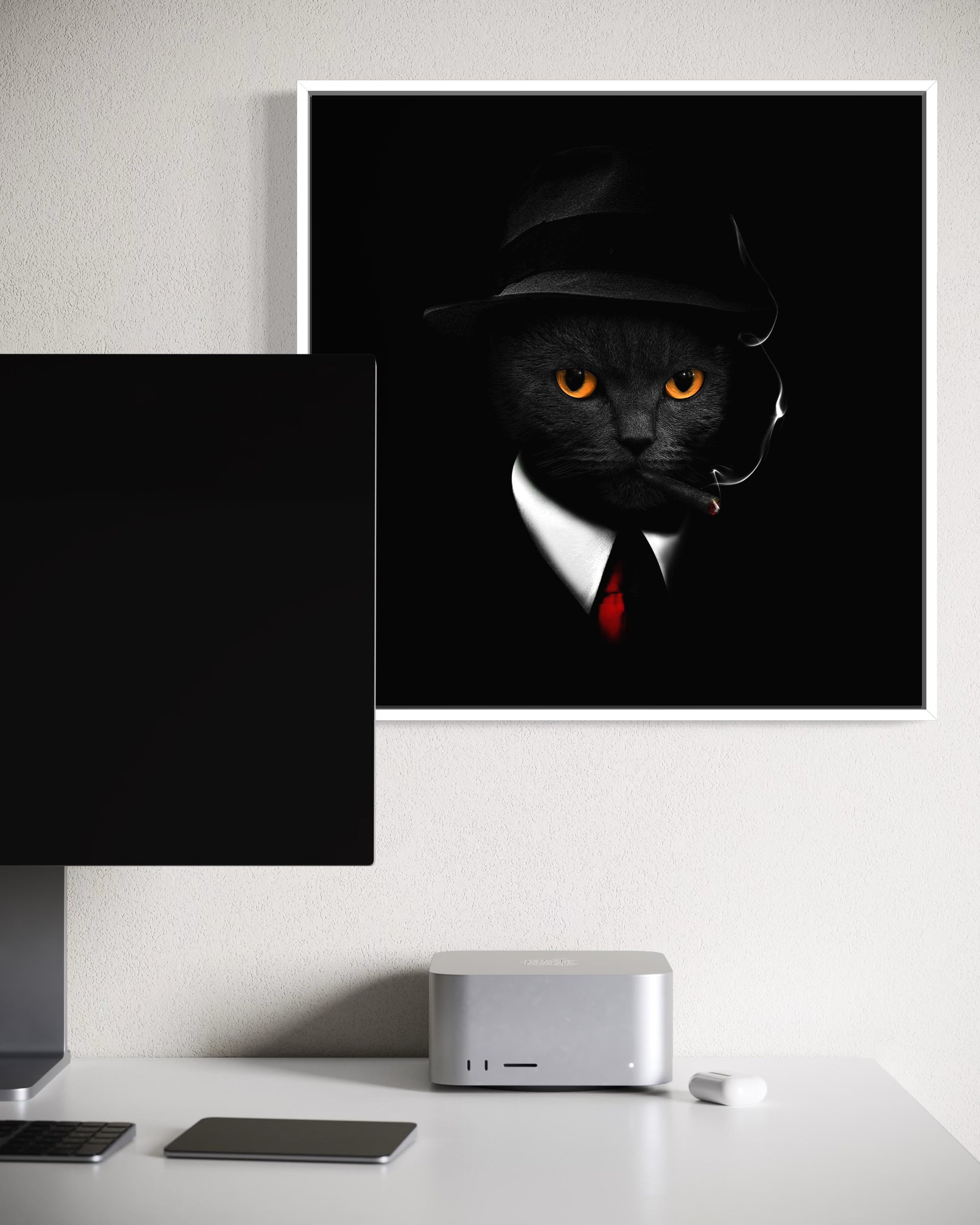 Gatto mafioso con cappello a cilindro e cravatta rossa, occhi arancioni