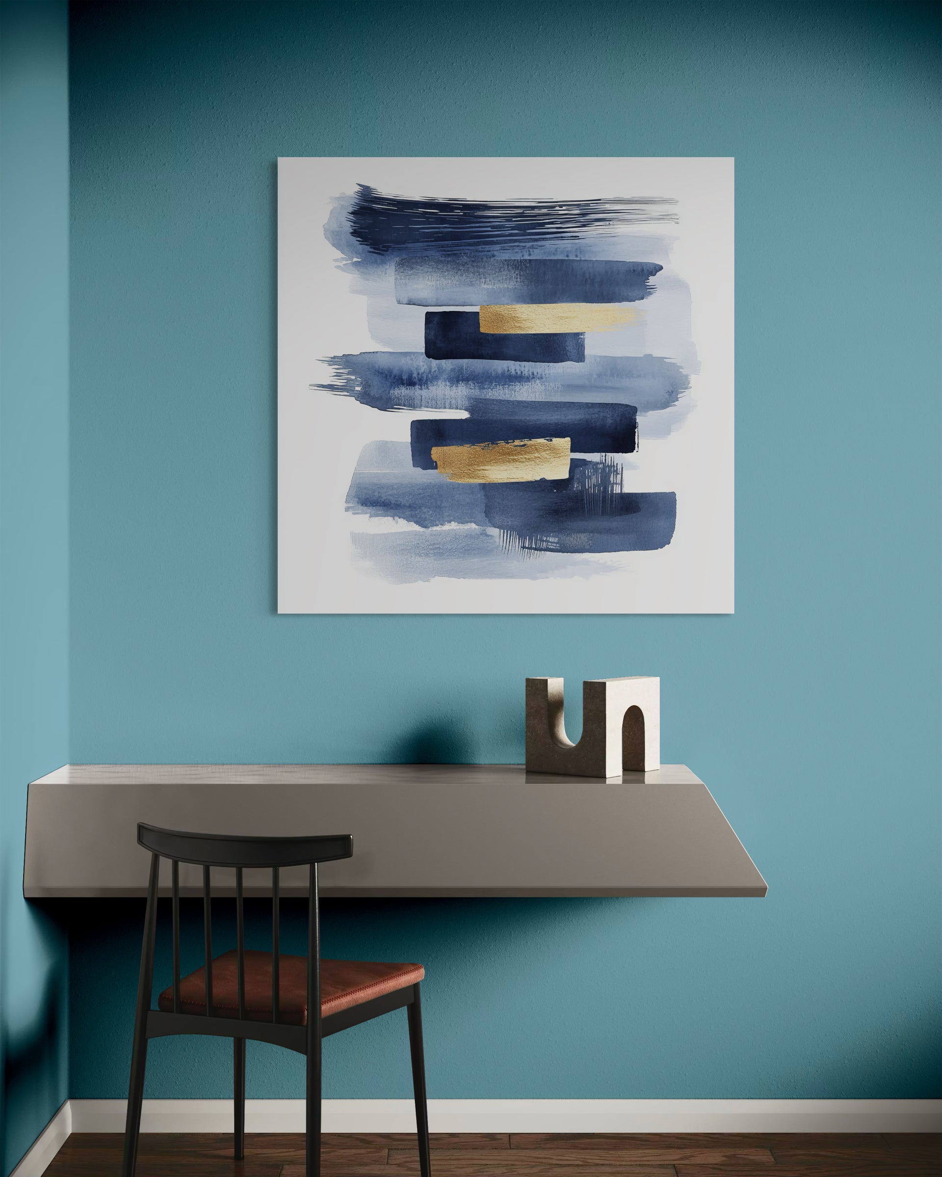 Quadro astratto con pennellate blu e inserti oro su sfondo chiaro