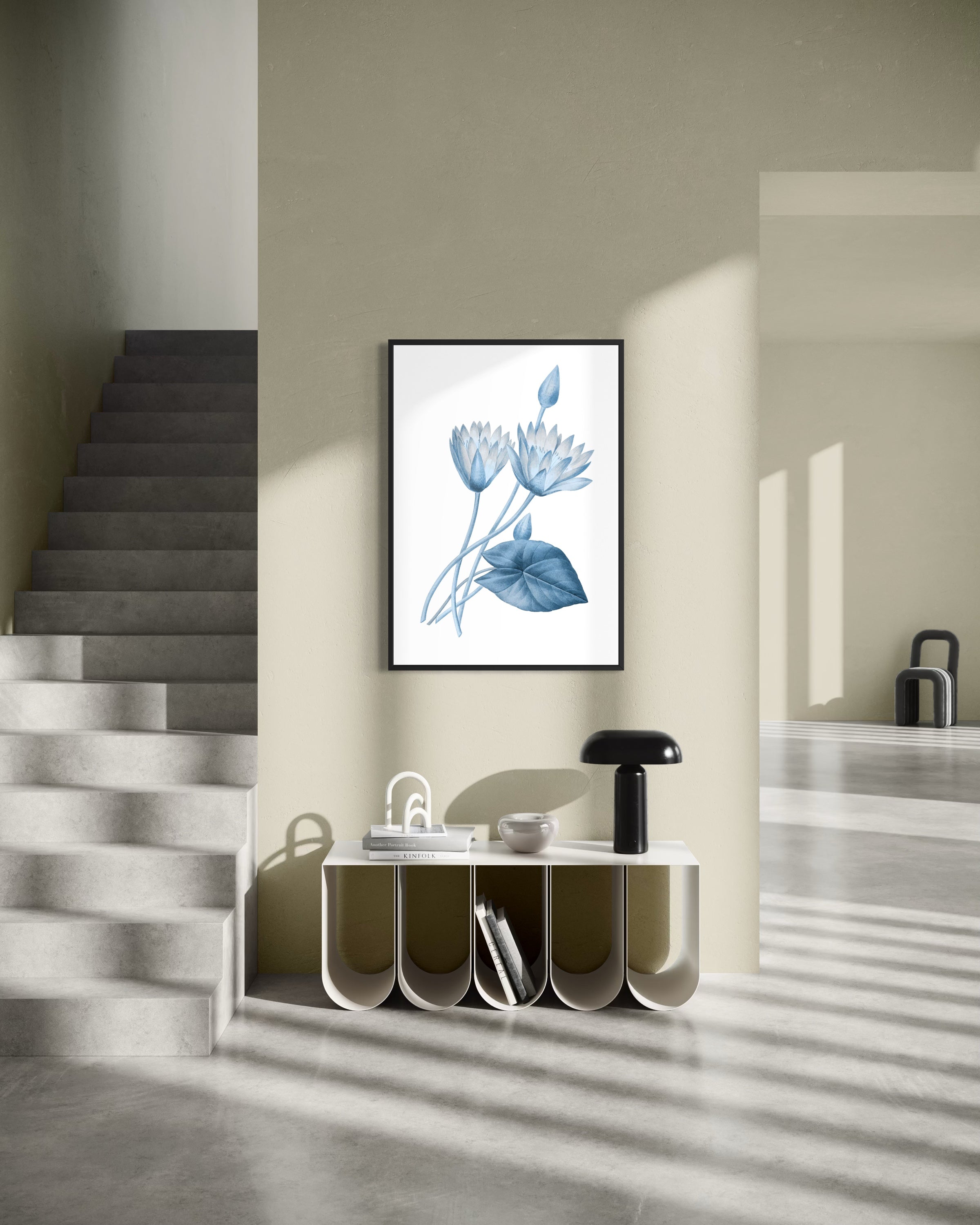 Stampa floreale blu con cornice oro, fiori e foglie su sfondo chiaro