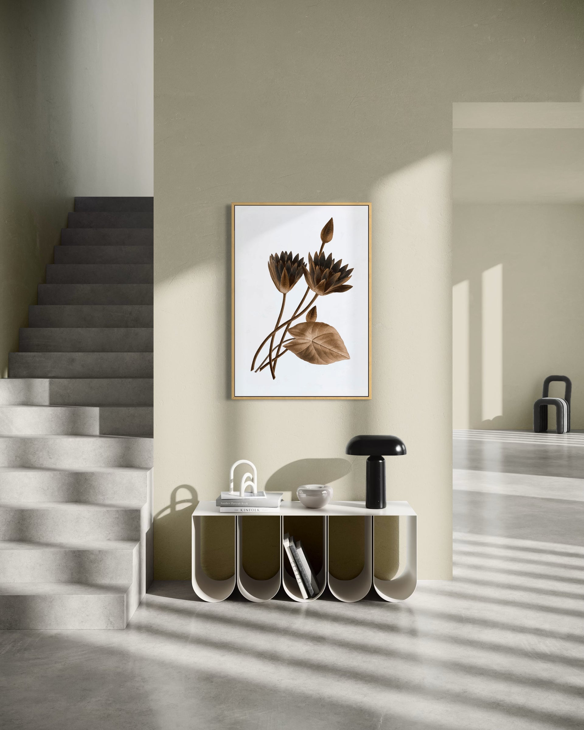 Stampa floreale dorata con cornice oro, fiori e foglie su sfondo chiaro
