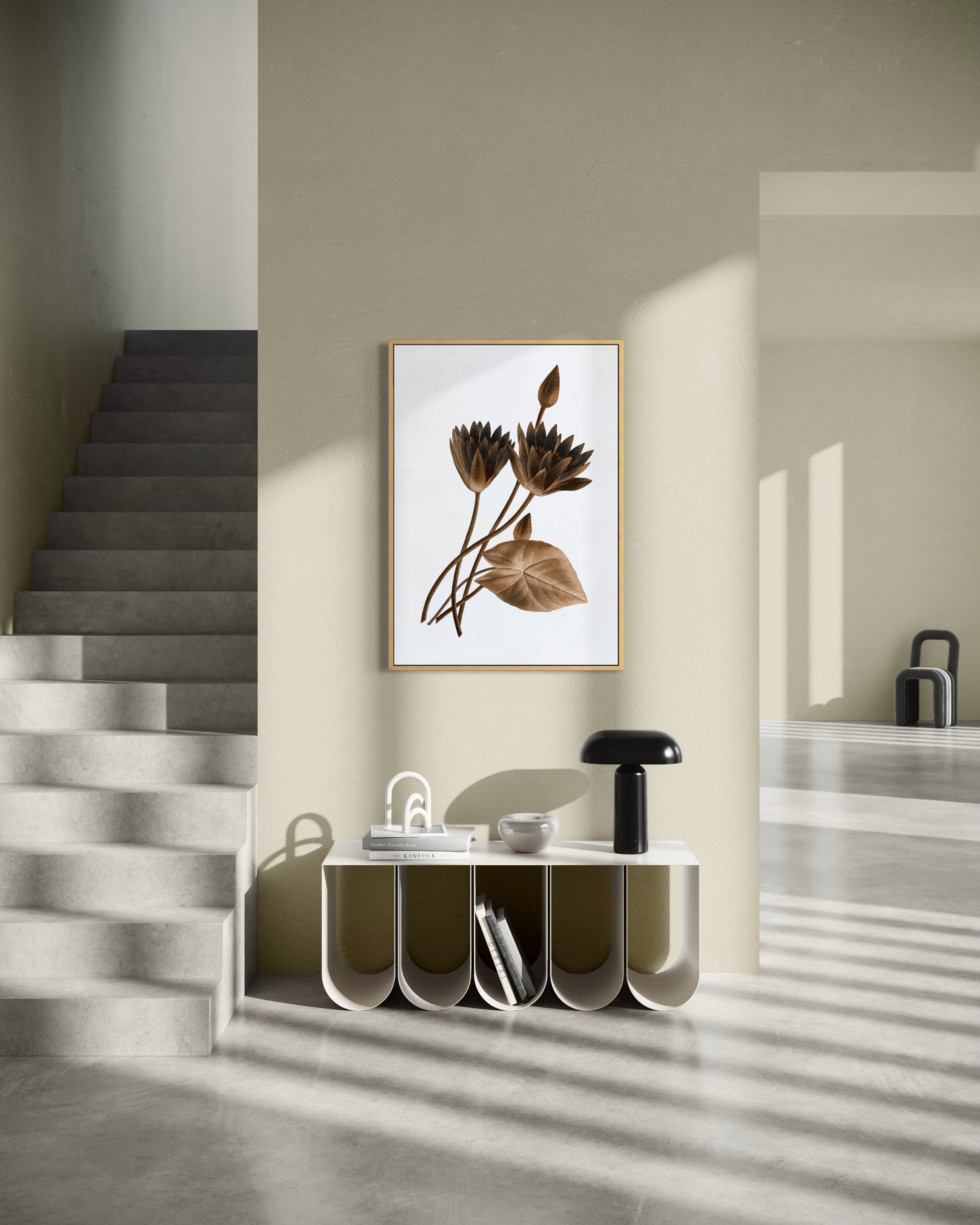 Stampa floreale dorata con cornice oro, fiori e foglie su sfondo chiaro