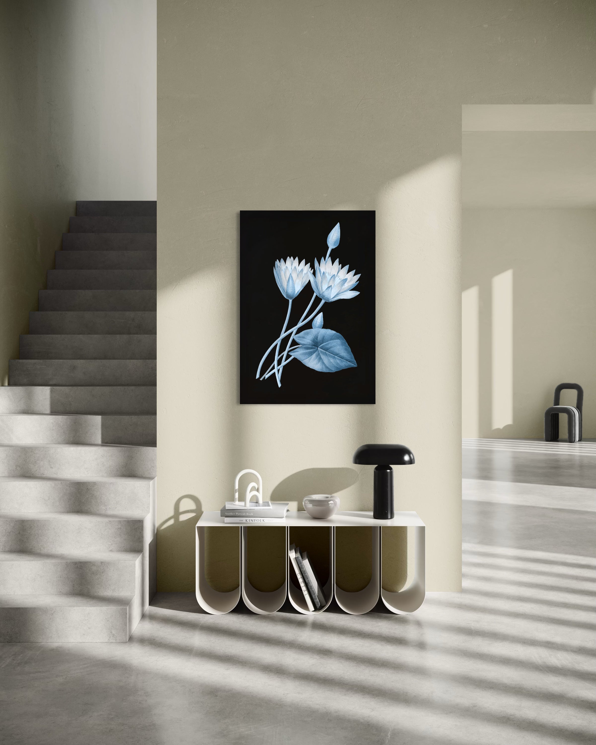 Stampa floreale blu con cornice nera, fiori e foglie su sfondo scuro