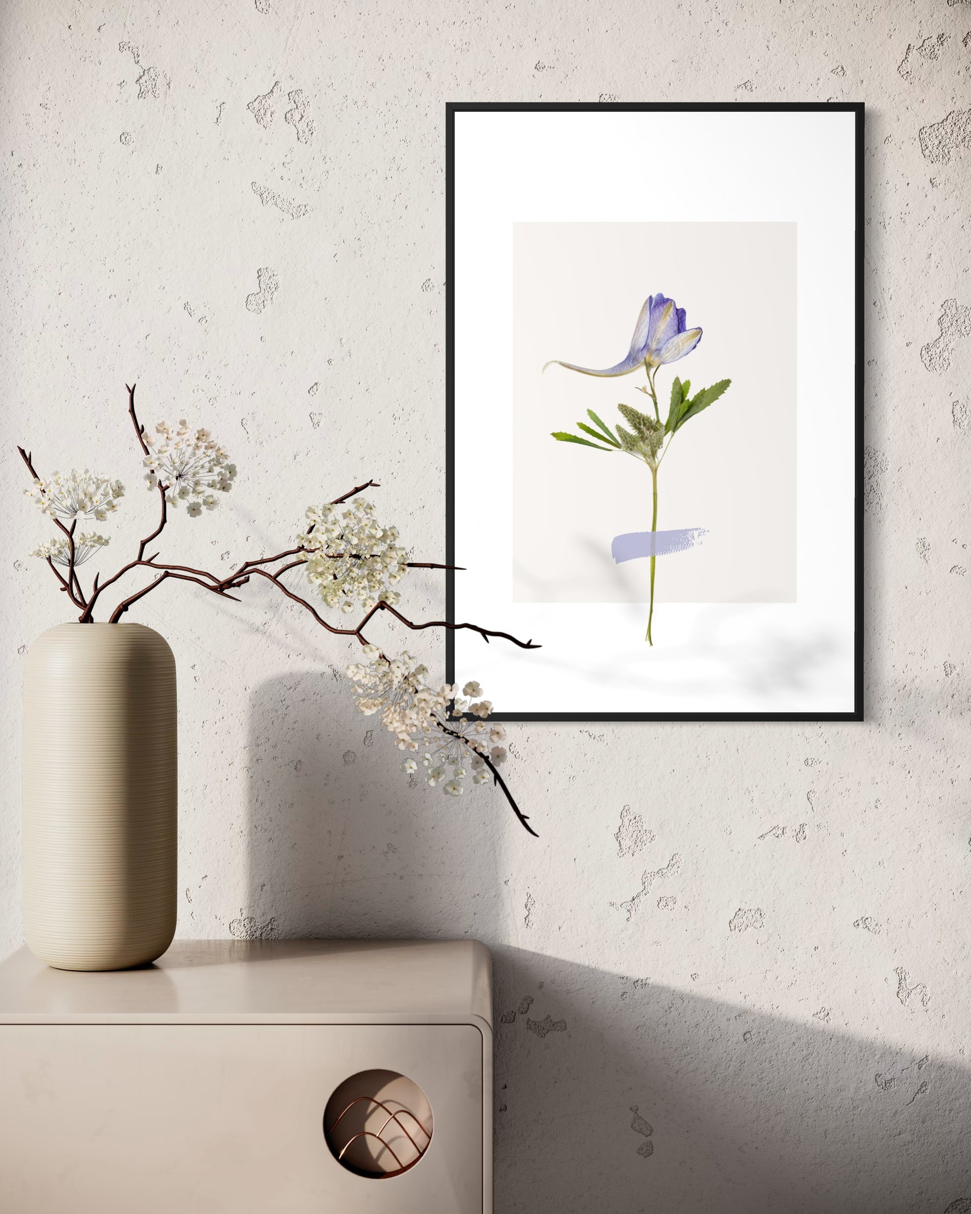 Home design fiore elegante con fiore blu in vaso, cornice nera