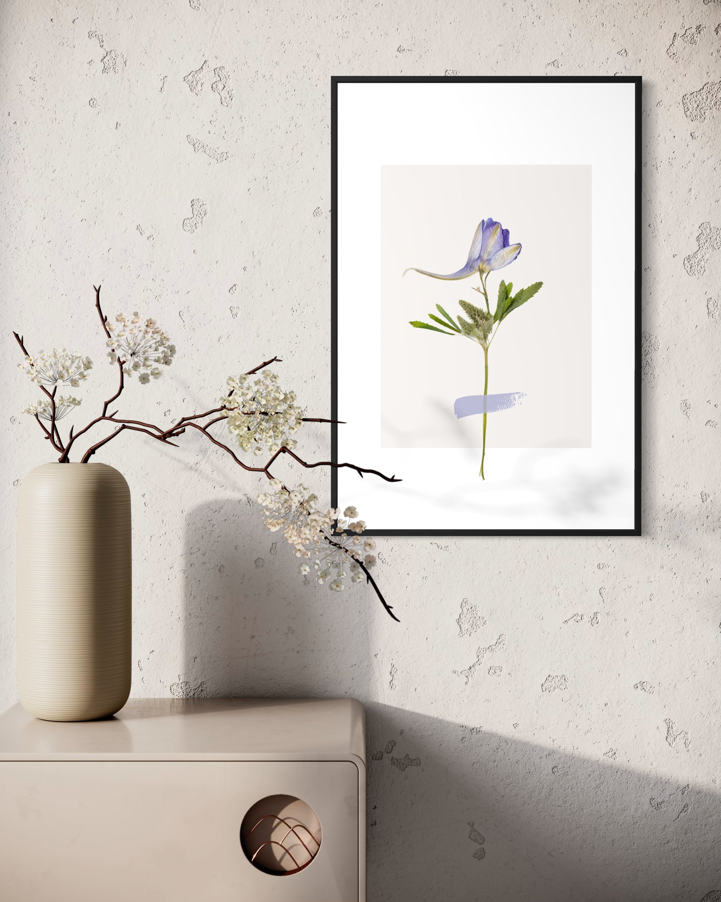 Home design fiore elegante con fiore blu in vaso, cornice nera