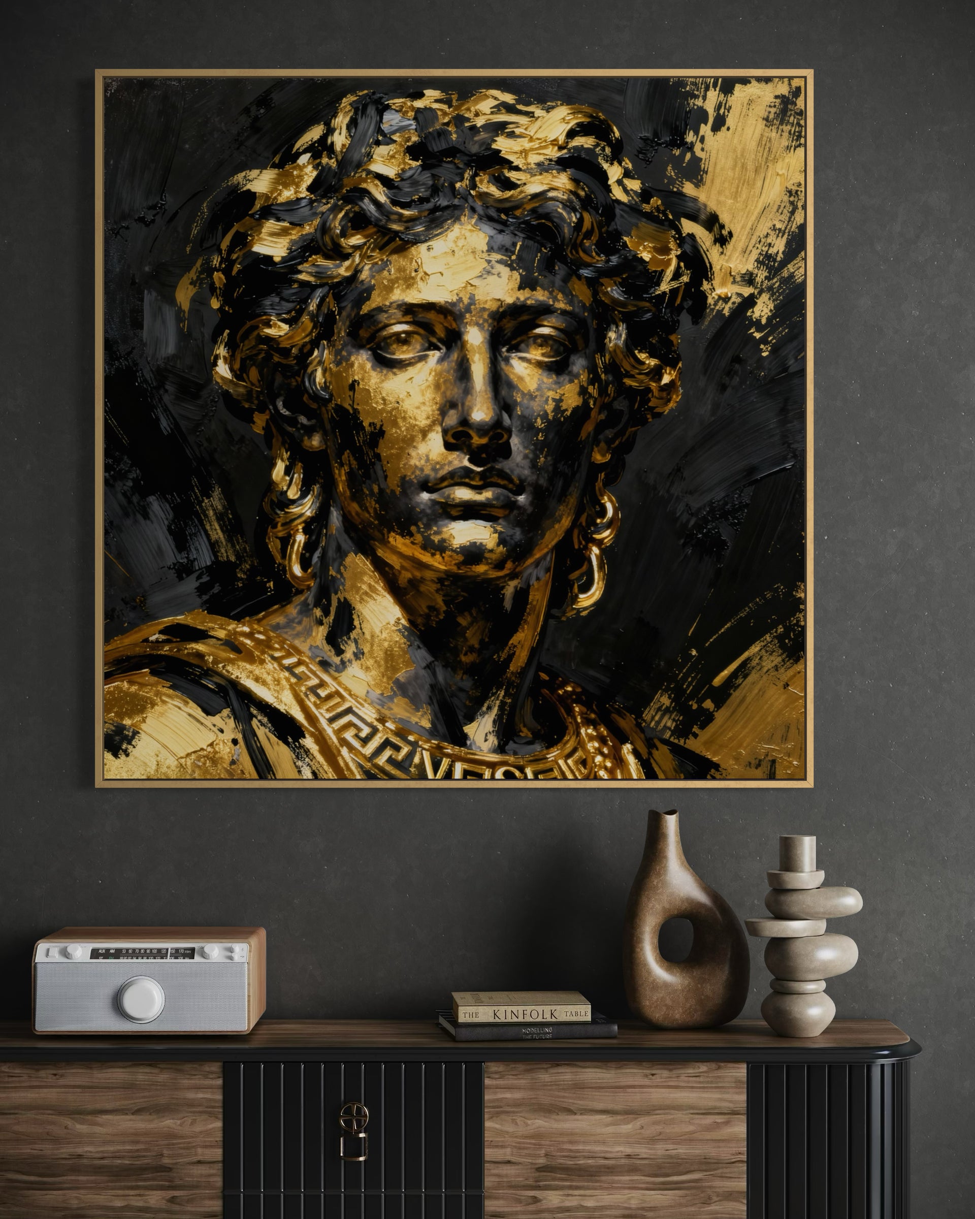 Quadro incorniciato: volto di Alessandro in oro e nero.