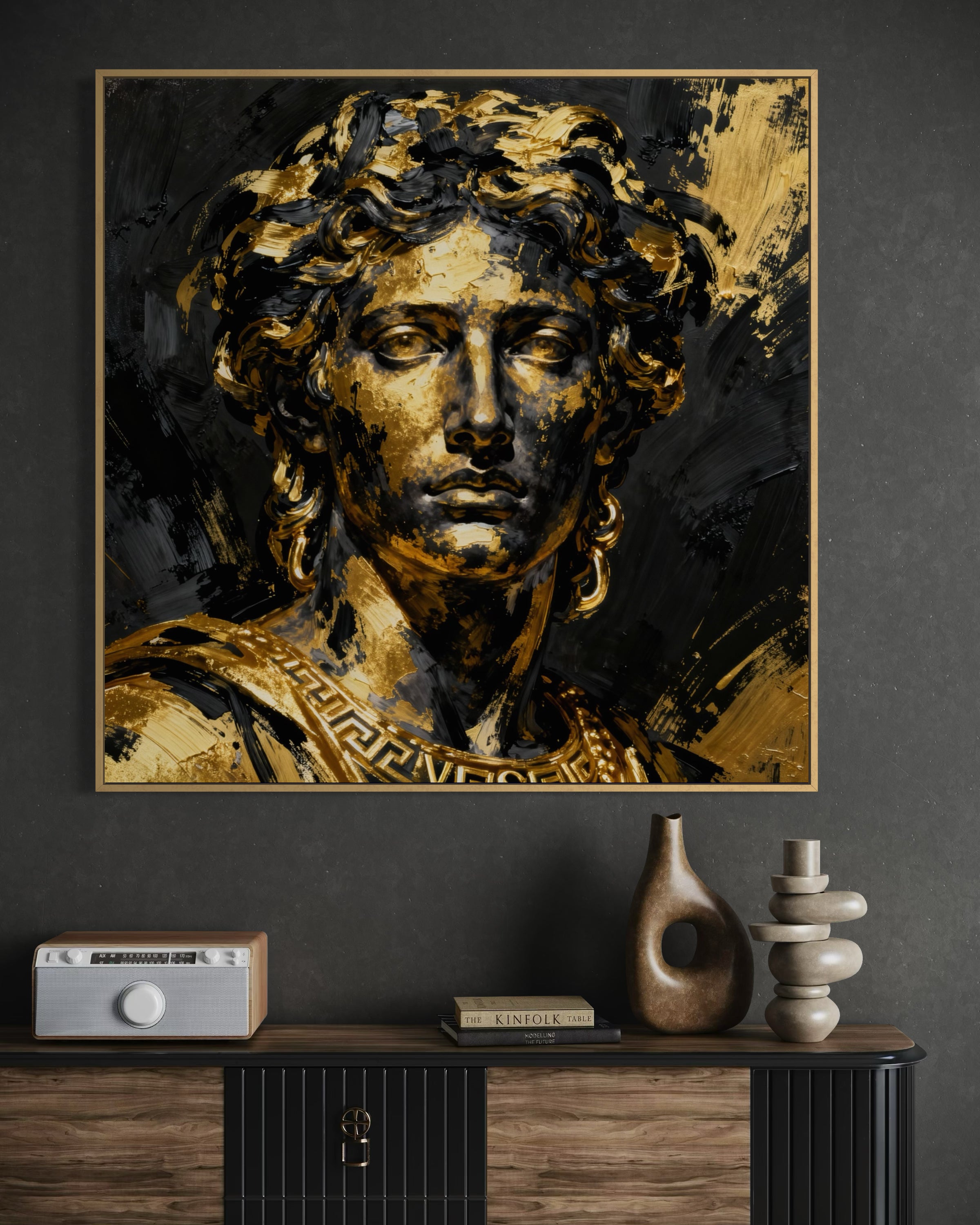 Quadro incorniciato: volto di Alessandro in oro e nero.