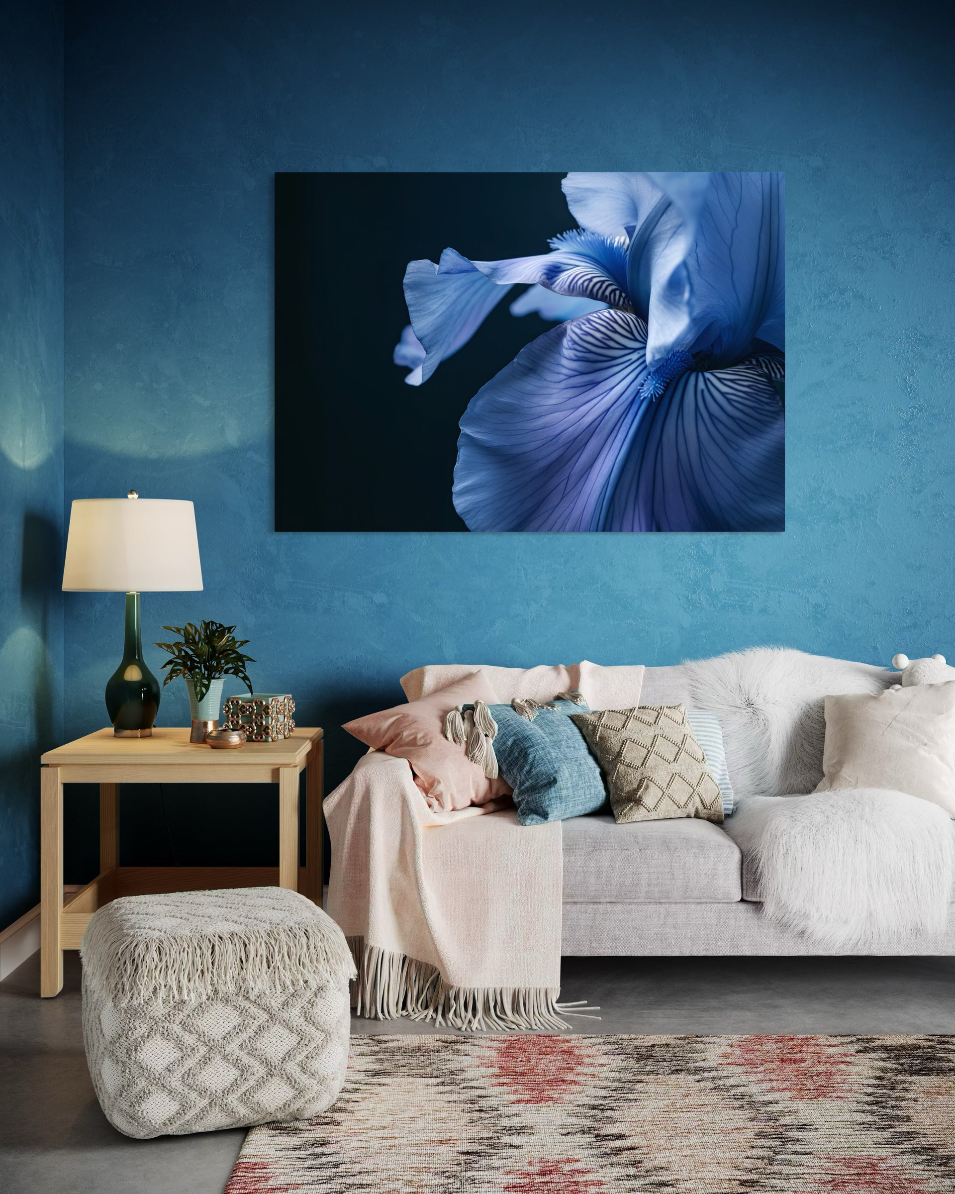 Blu floreale: stampa con fiore blu in primo piano su sfondo scuro
