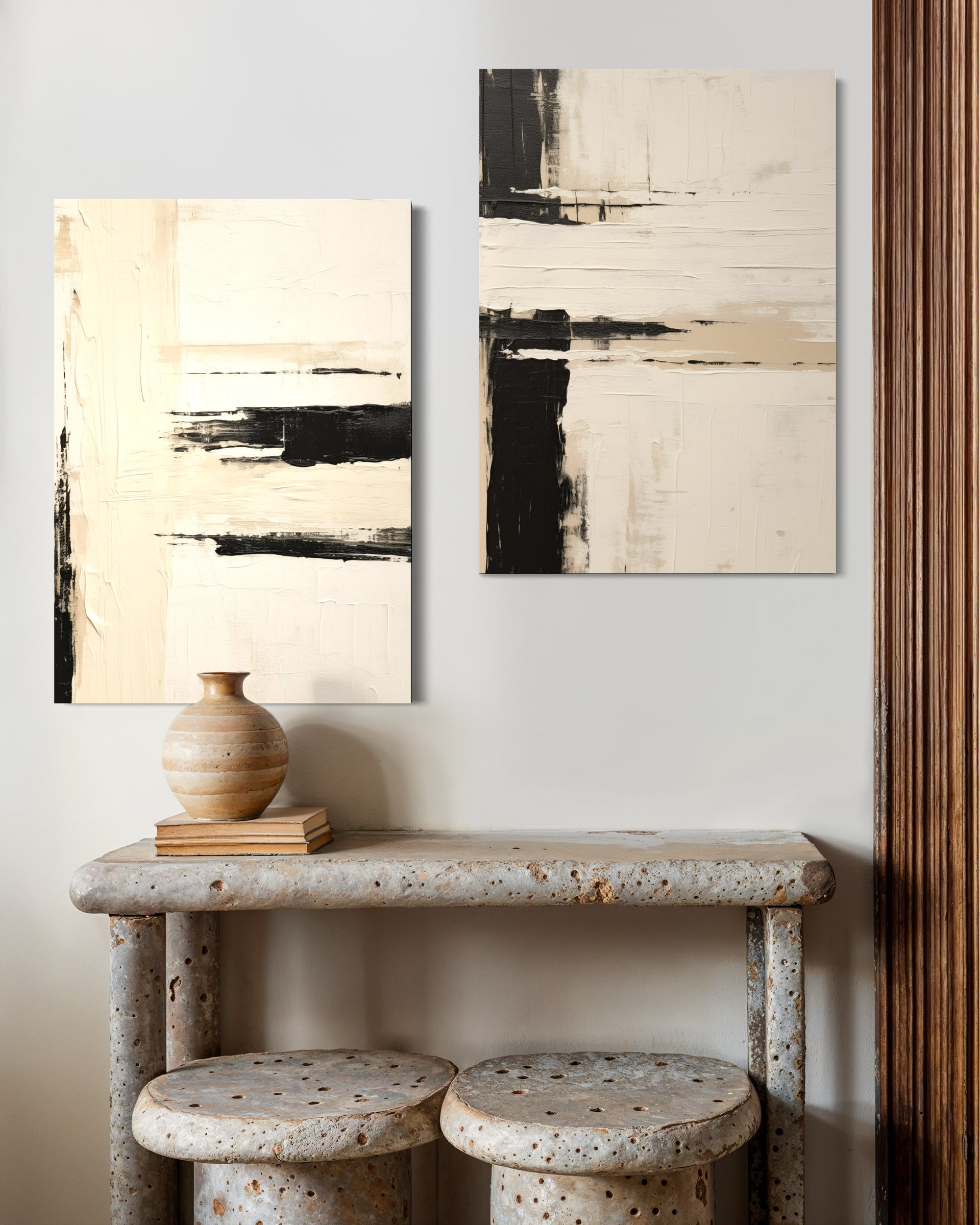 Set stile con 2 quadri astratti, cornici chiare, tratti nero e bianco.