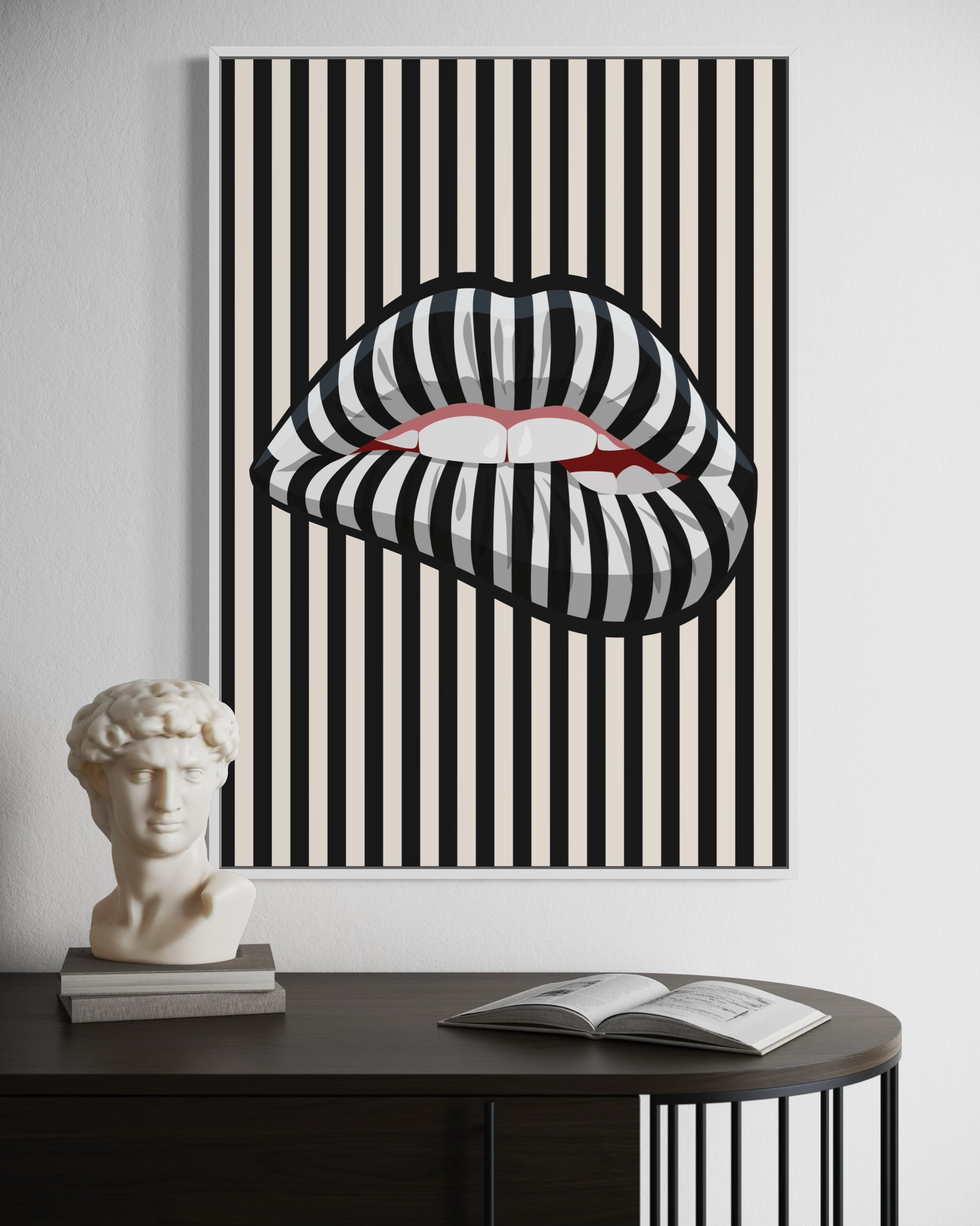 Stampa artistica con baci bianco e nero, labbra a righe verticali, cornice scura