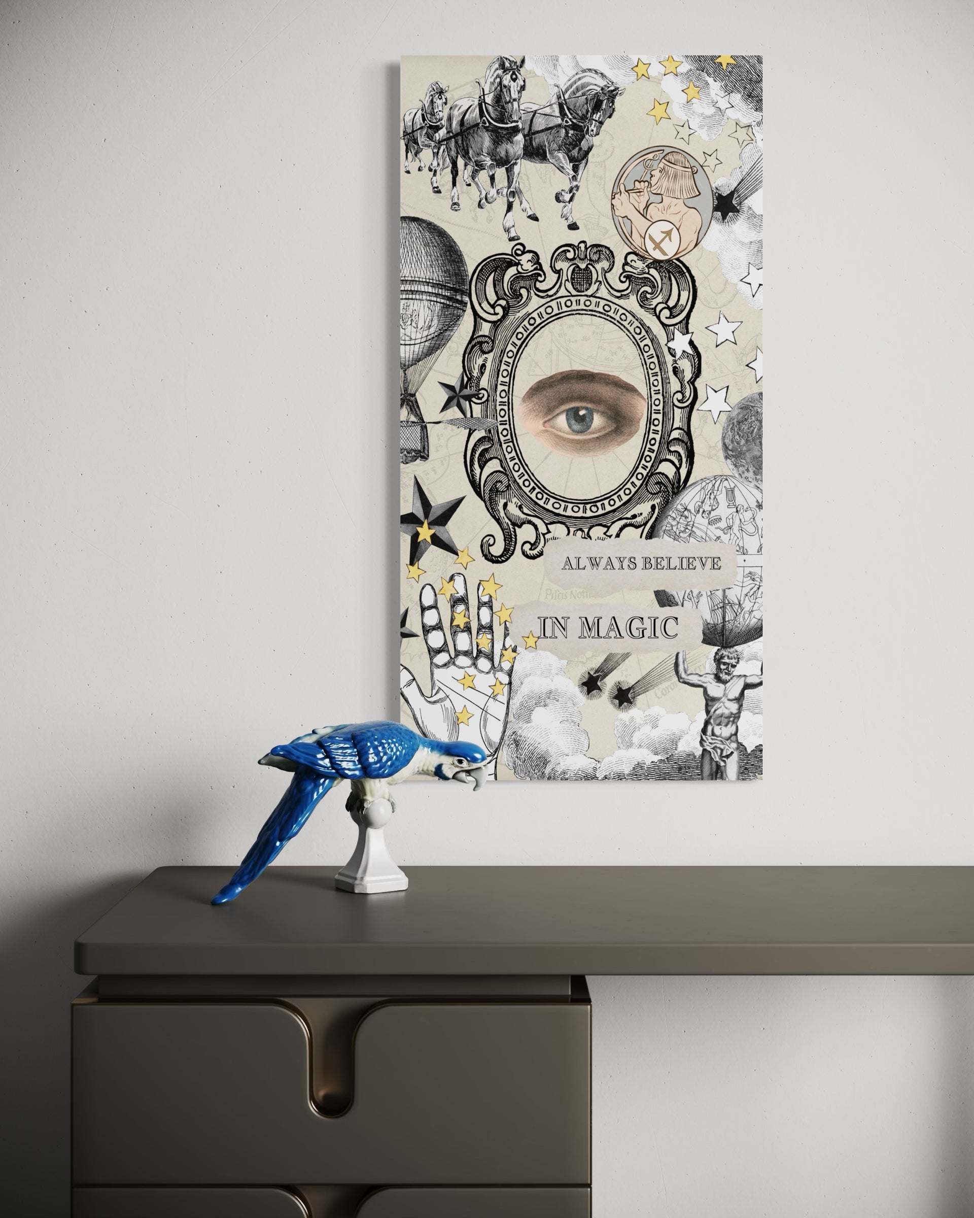 Stampa decorativa Magia con occhio e stelle, bianco e nero con dettagli dorati, cornice scura