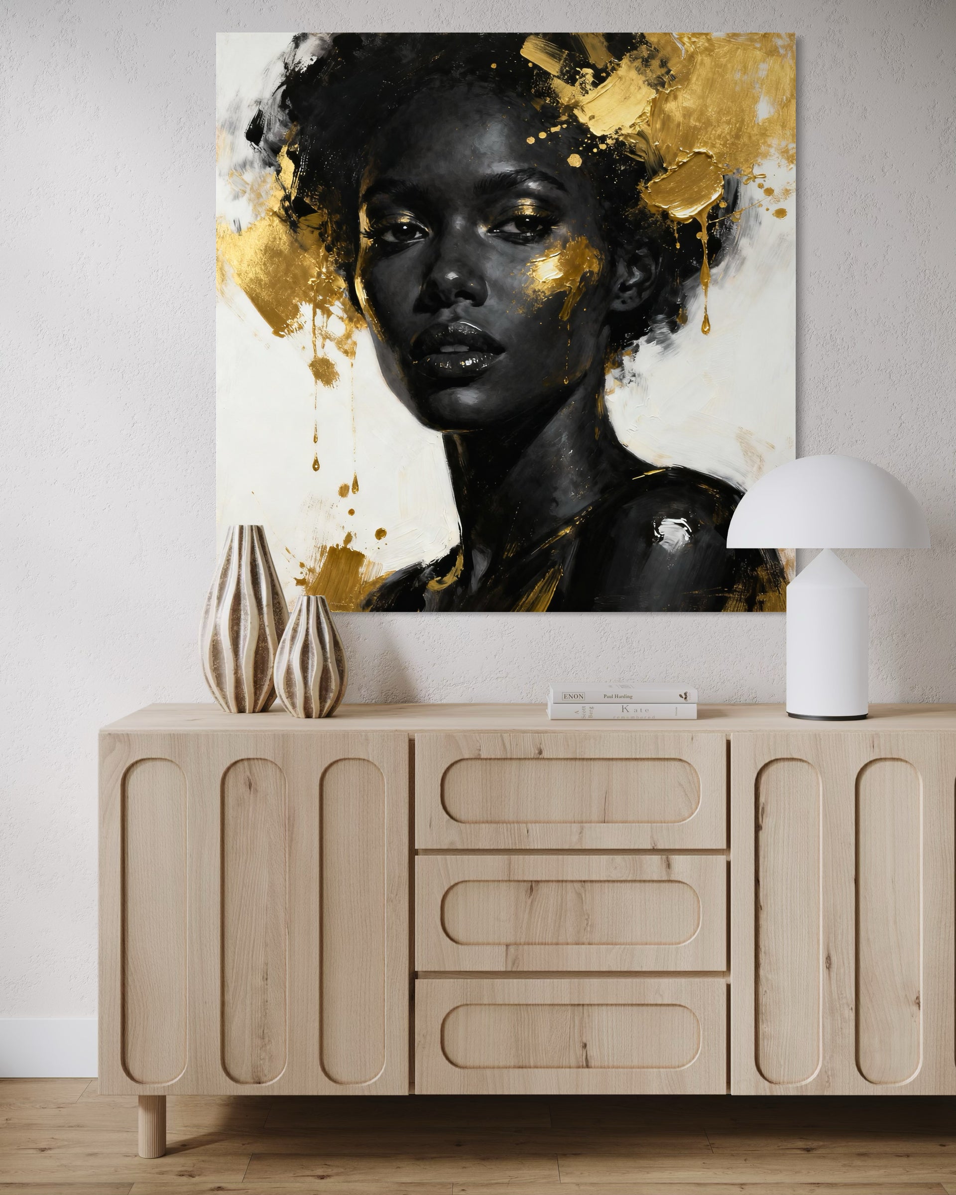Oro e ombra: volto femminile scuro con finiture oro, grafica astratta incorniciata