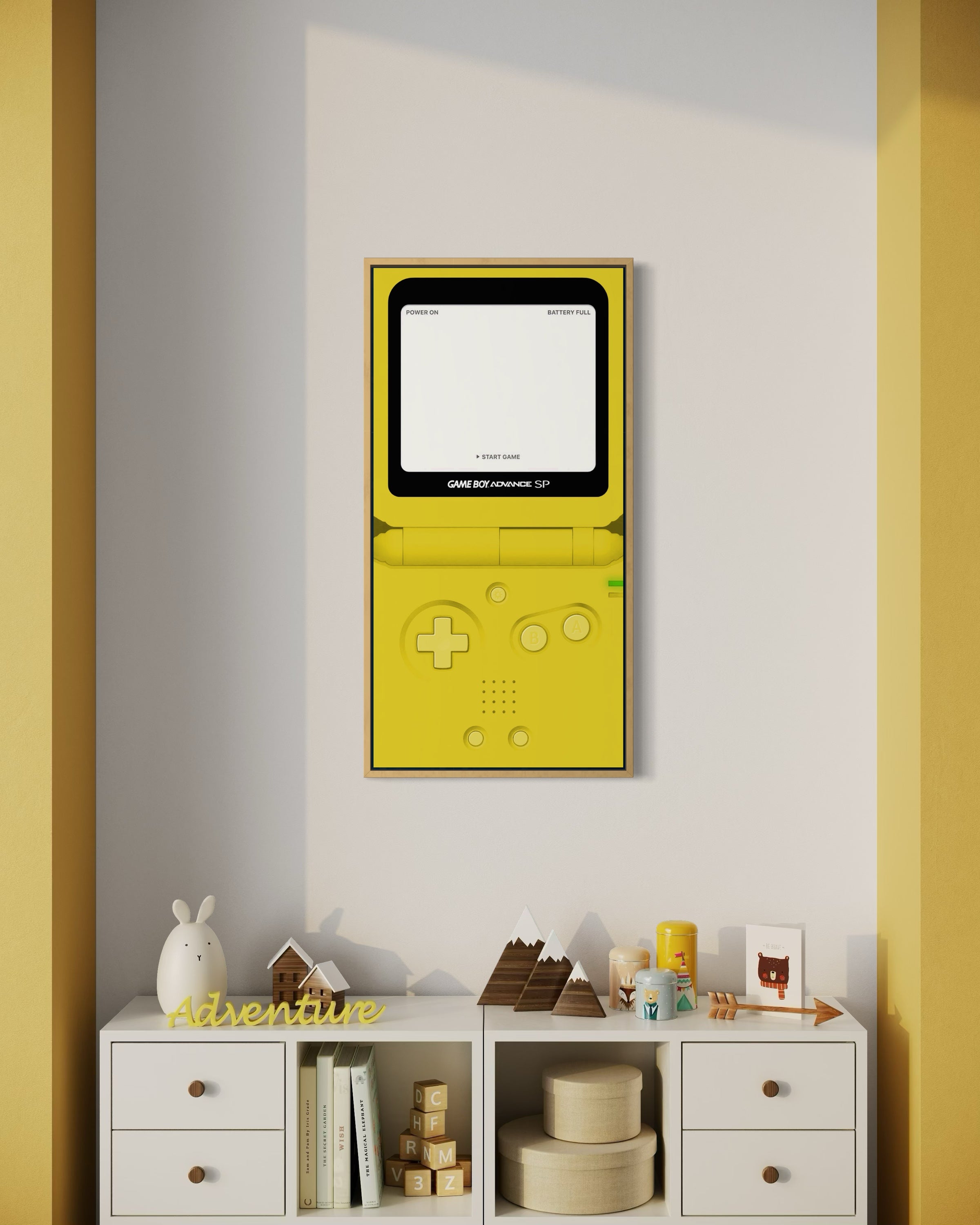 Poster con console portatile gialla, schermo bianco e controlli grigi.