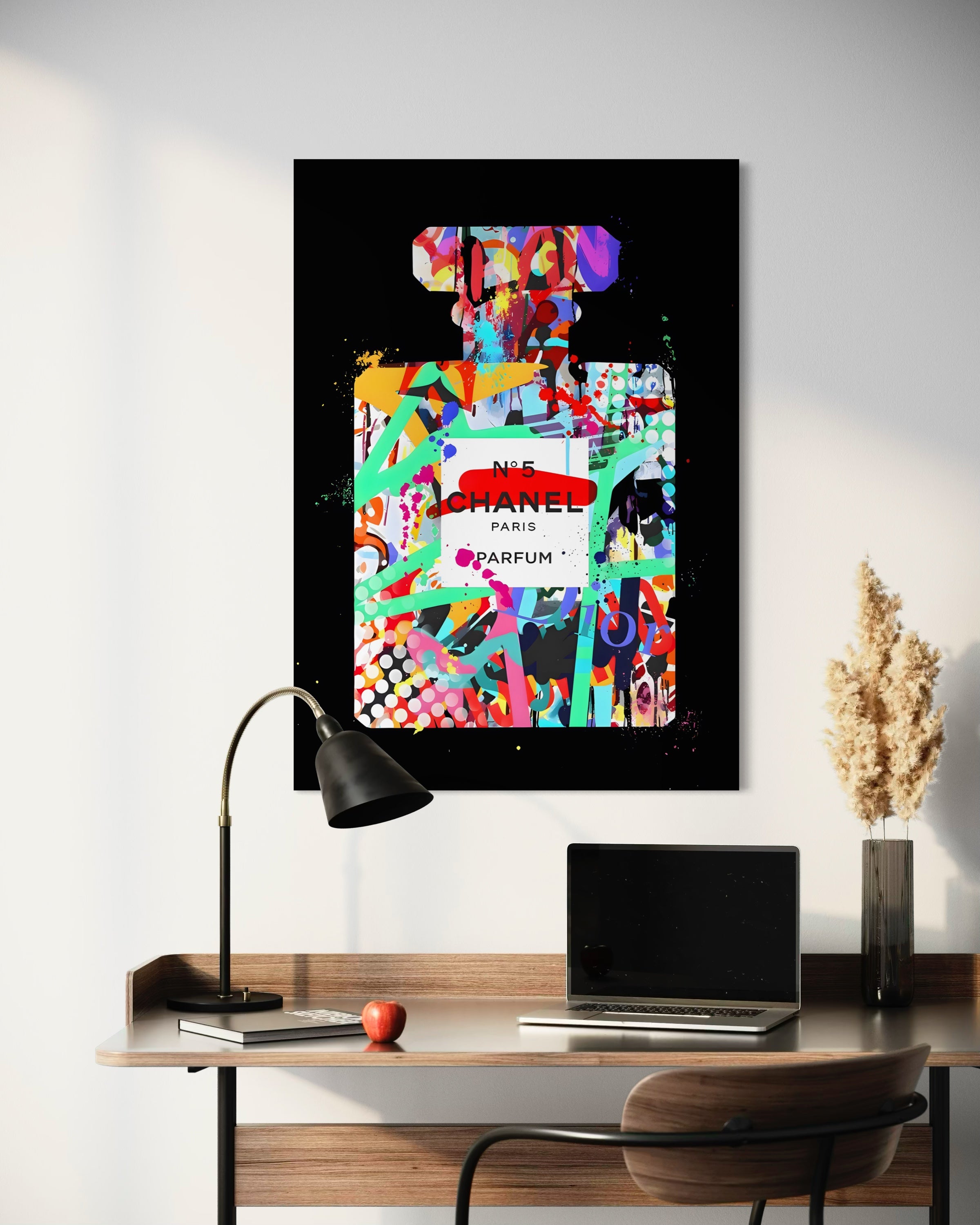 Stampa bottiglia di profumo su sfondo nero, grafica spruzzi multicolore, cornice nera