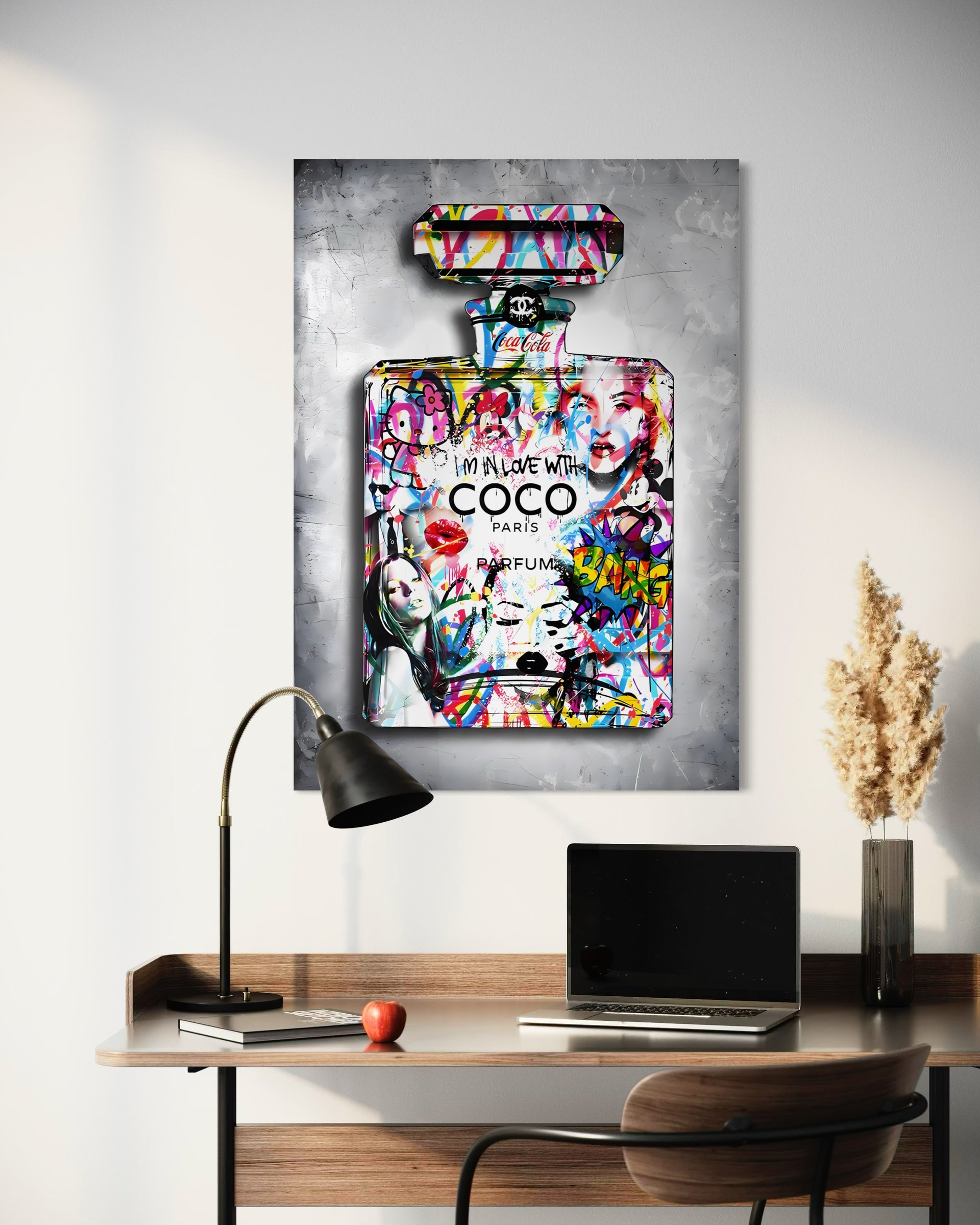 Stampa bottiglia di profumo con sfondo grigio, telaio nero, grafica colorata