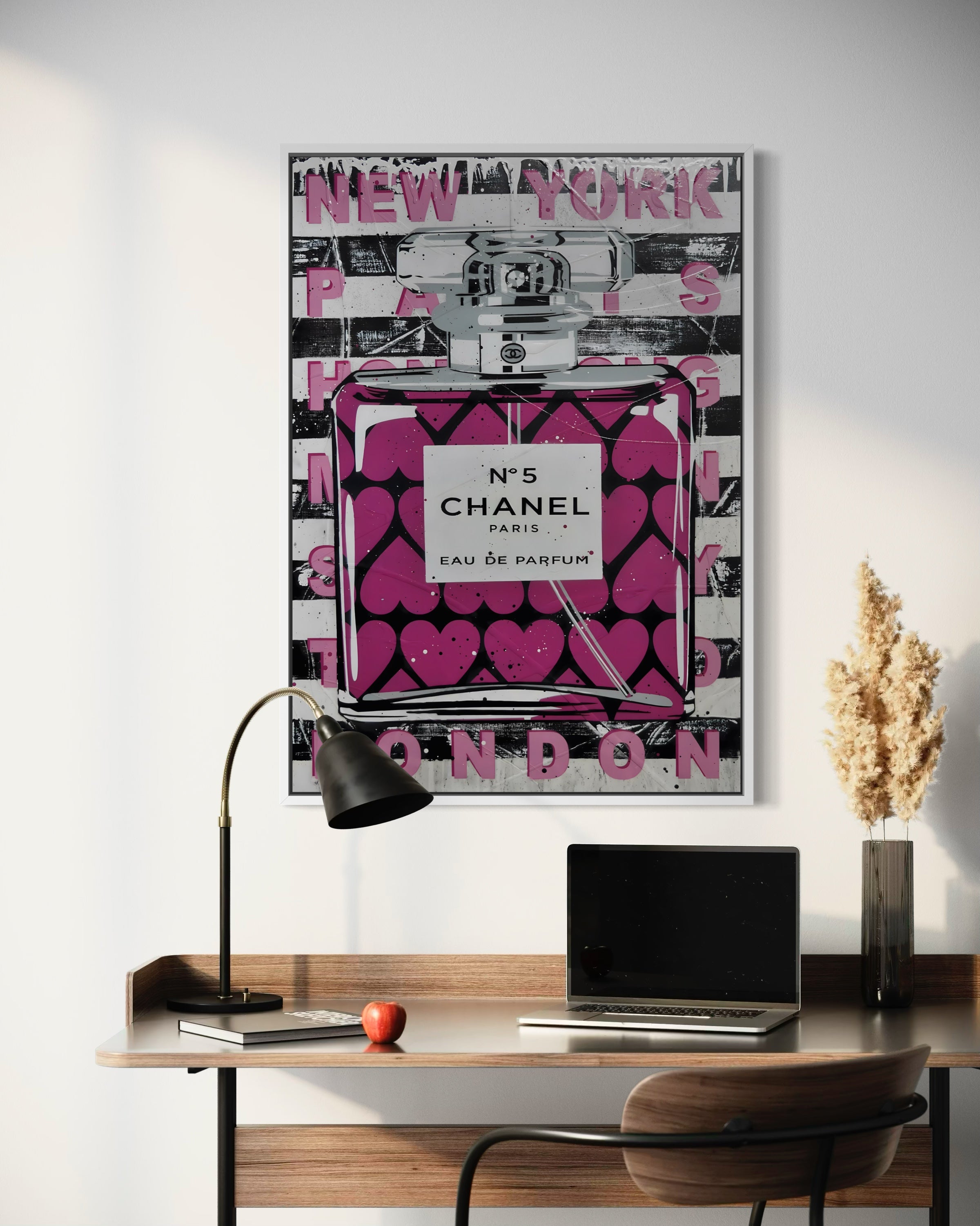 Stampa bottiglia di profumo su sfondo bianco/rosa con cuori, cornice bianca