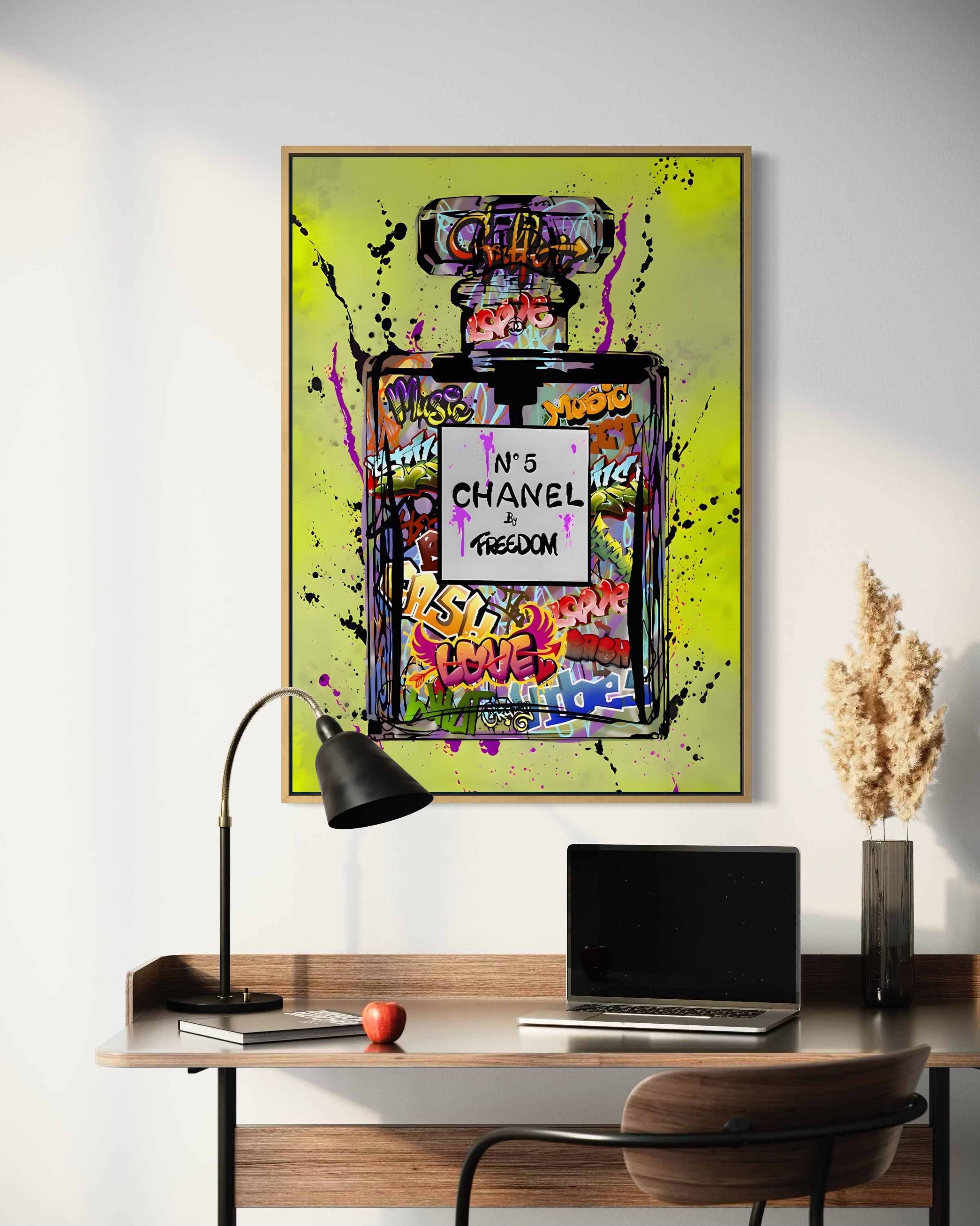 Profumo Love, stampa neon giallo-verde con bottiglia e scritte