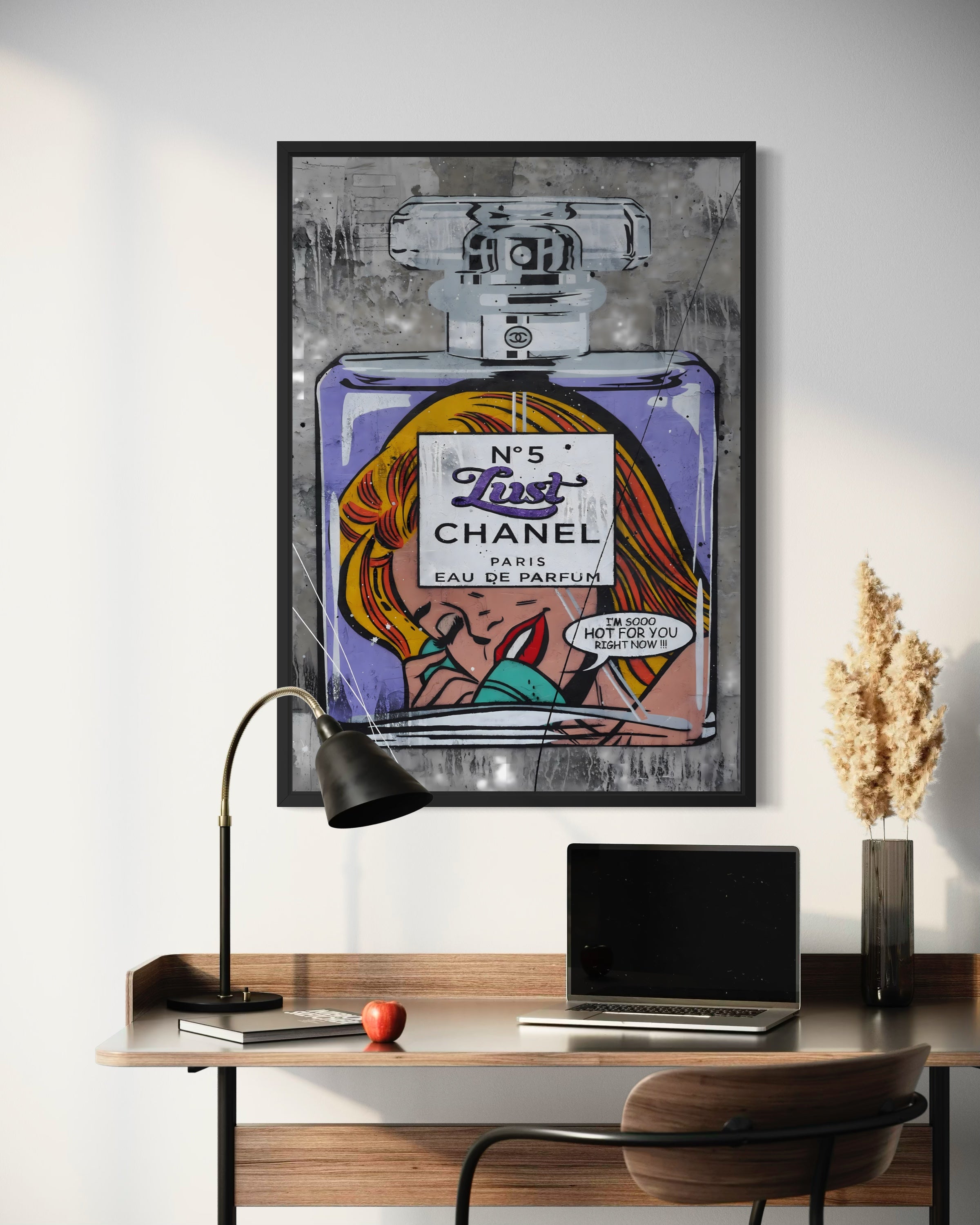 Profumo Lust, stampa con bottiglia viola e illustrazione stilizzata
