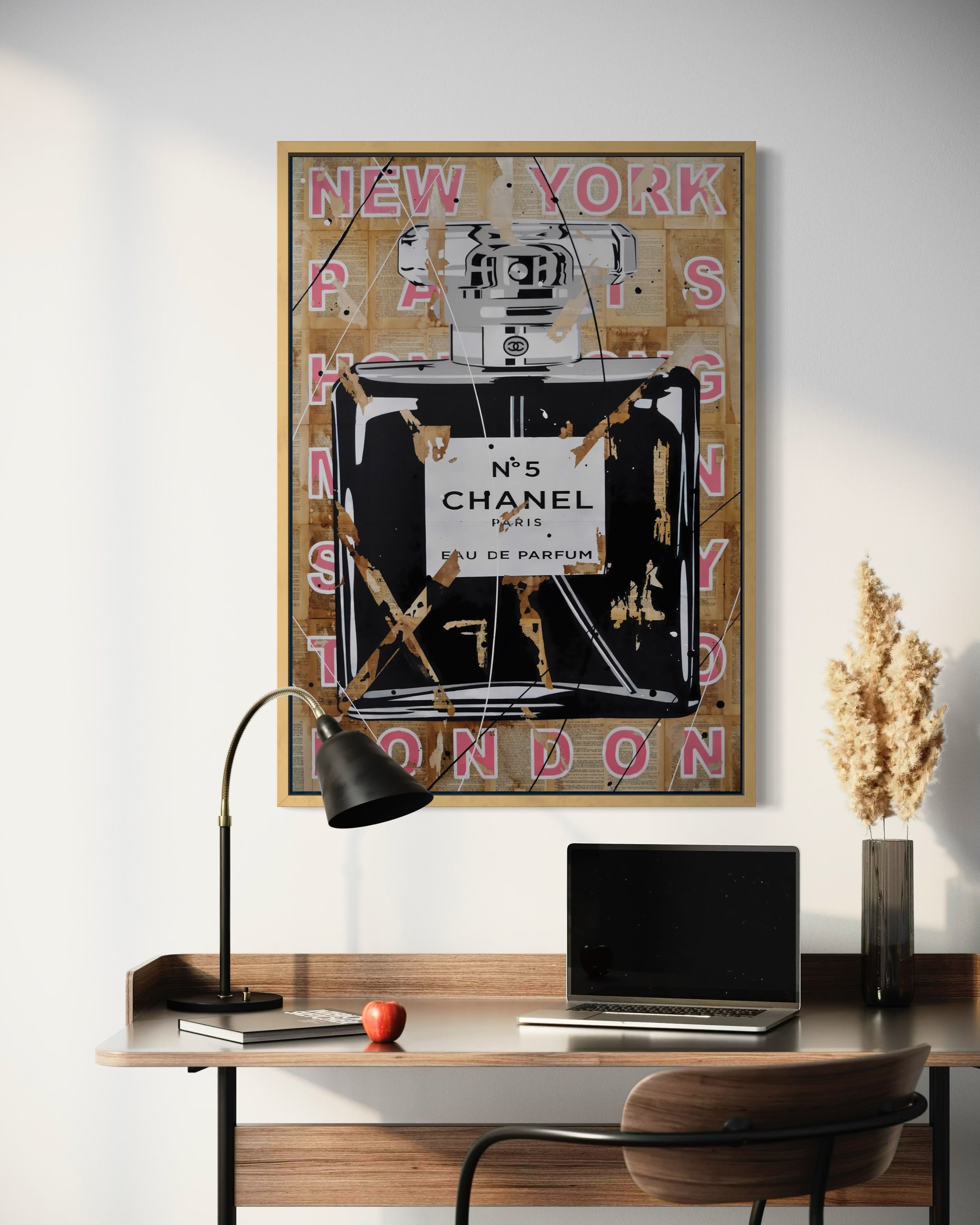 Profumo N°5, grafica oro e nero con scritte New York London