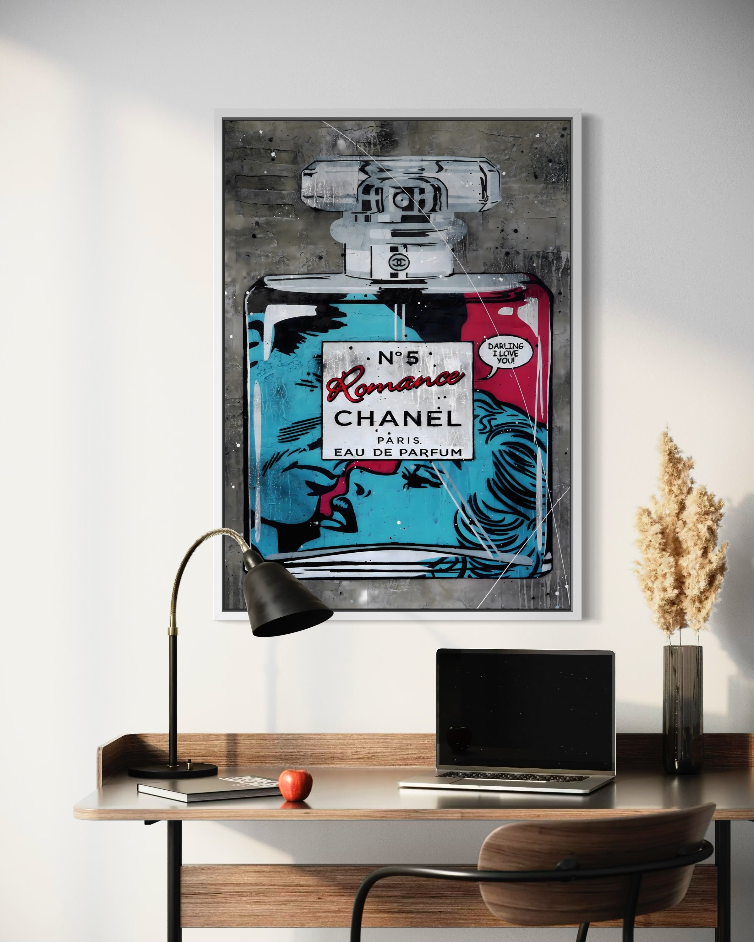Profumo Romance, bottiglia su sfondo grigio con grafica blu e rossa
