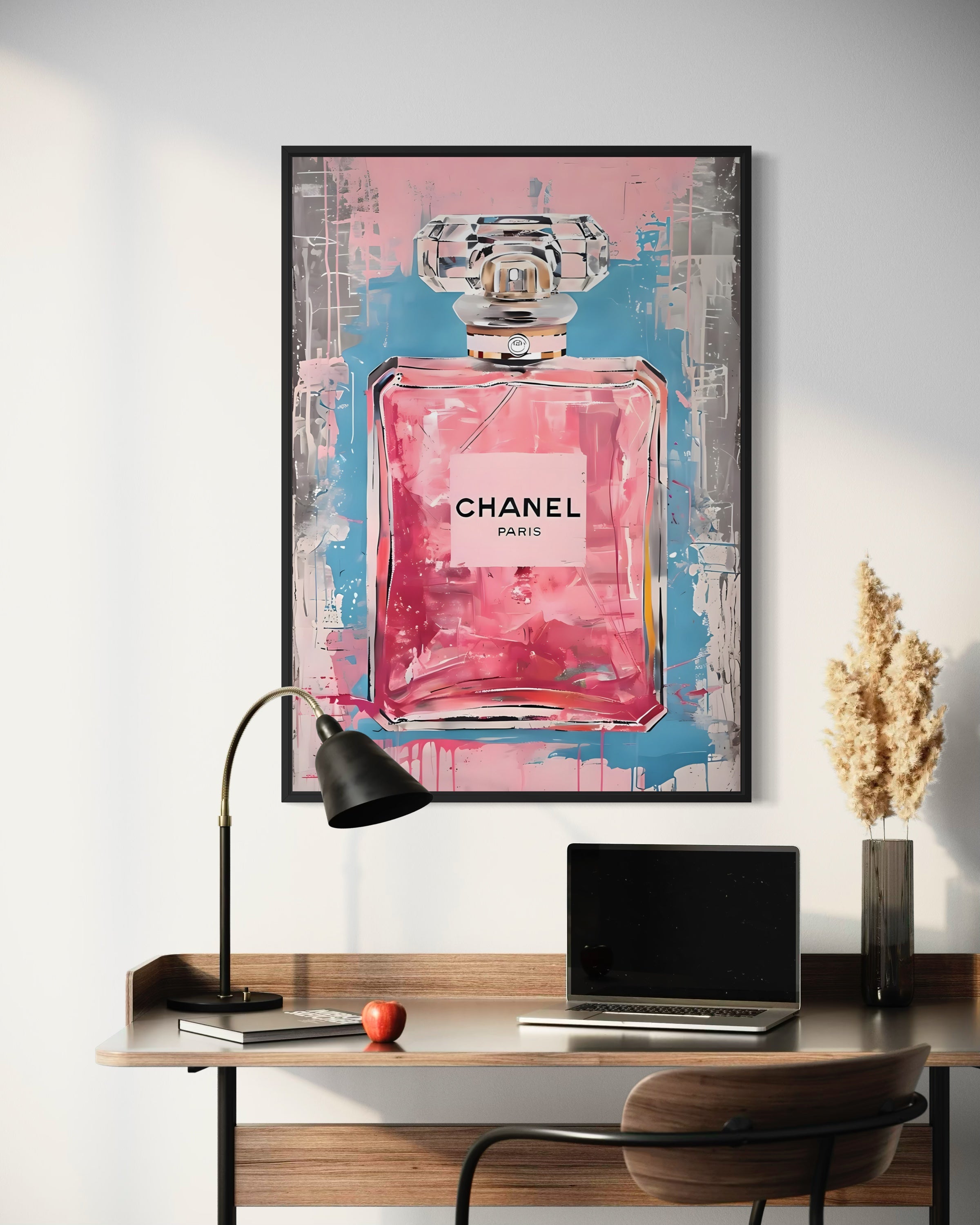 Profumo rosa, stampa con bottiglia rosa e tappo argento