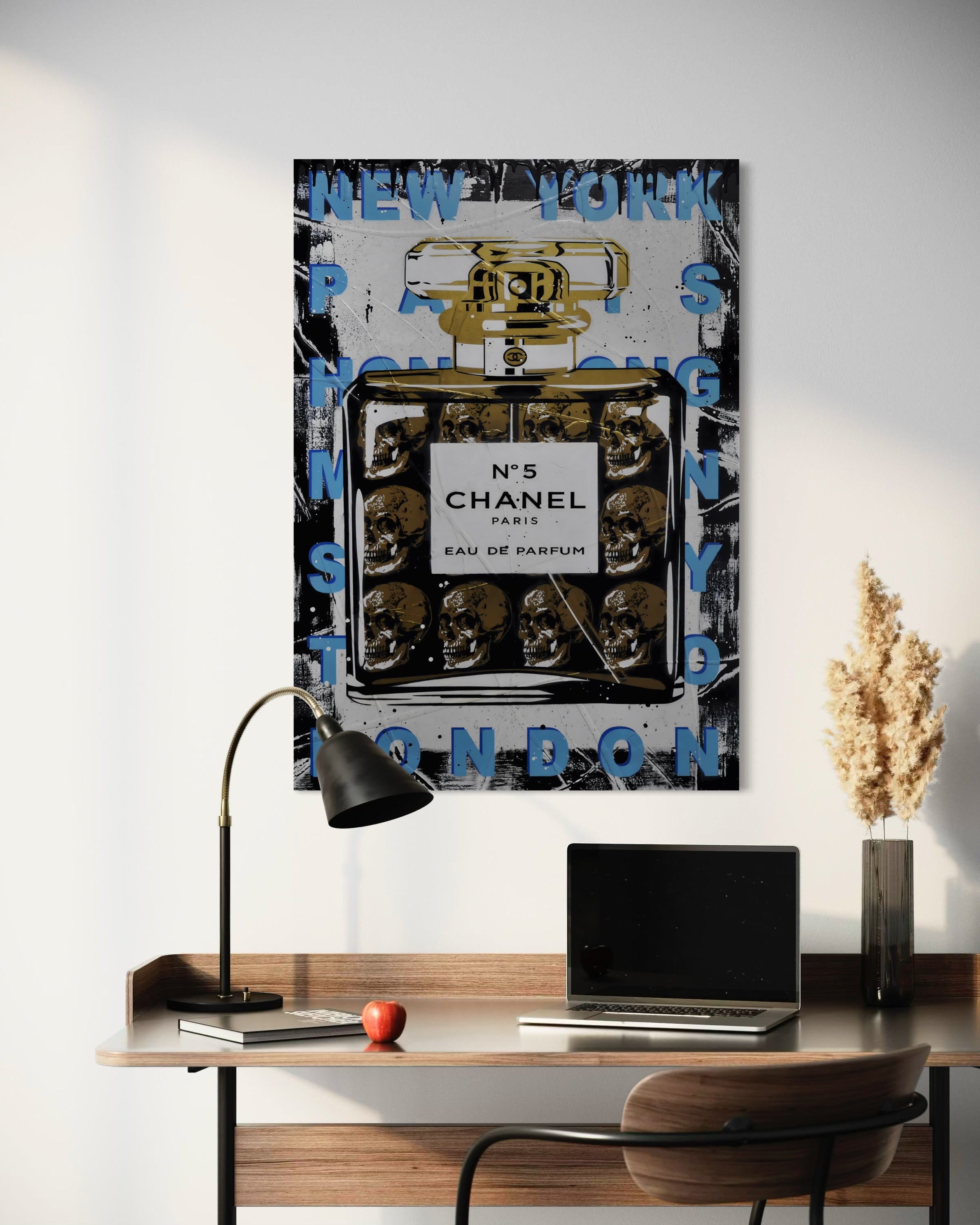 Profumo N°5 stile graffiti, bottiglia con scritte New York London