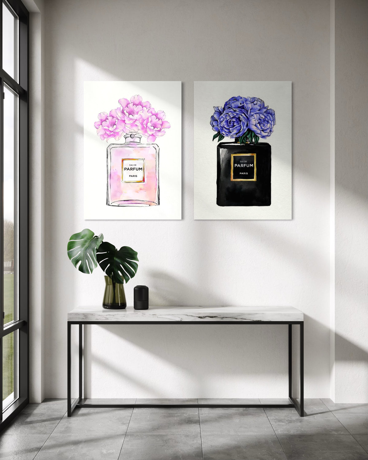Coppia di stampe incorniciate: bottiglie profumo con fiori rosa e blu.