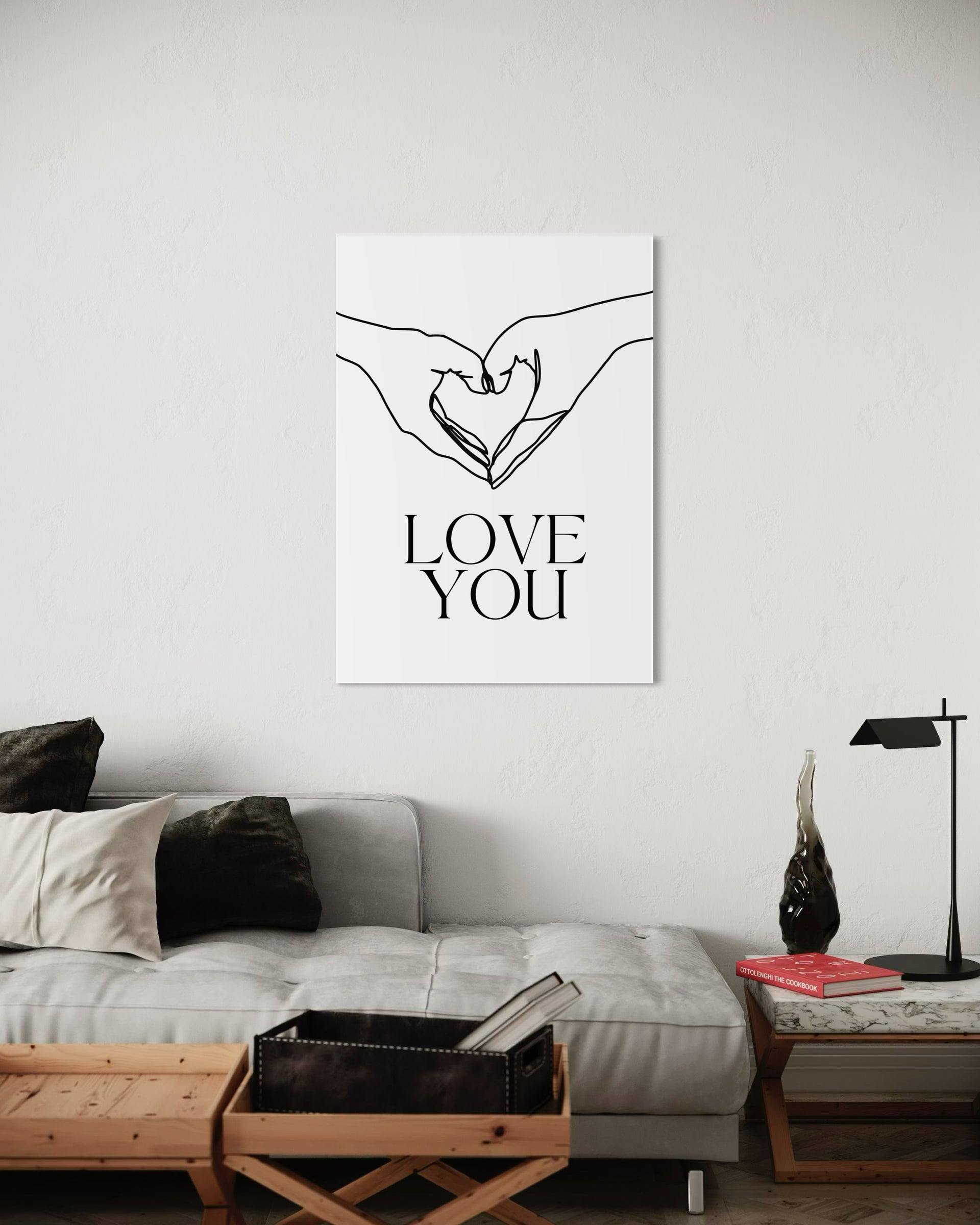 Love you con disegno a linee di mani a cuore, testo “LOVE YOU”, cornice bianca
