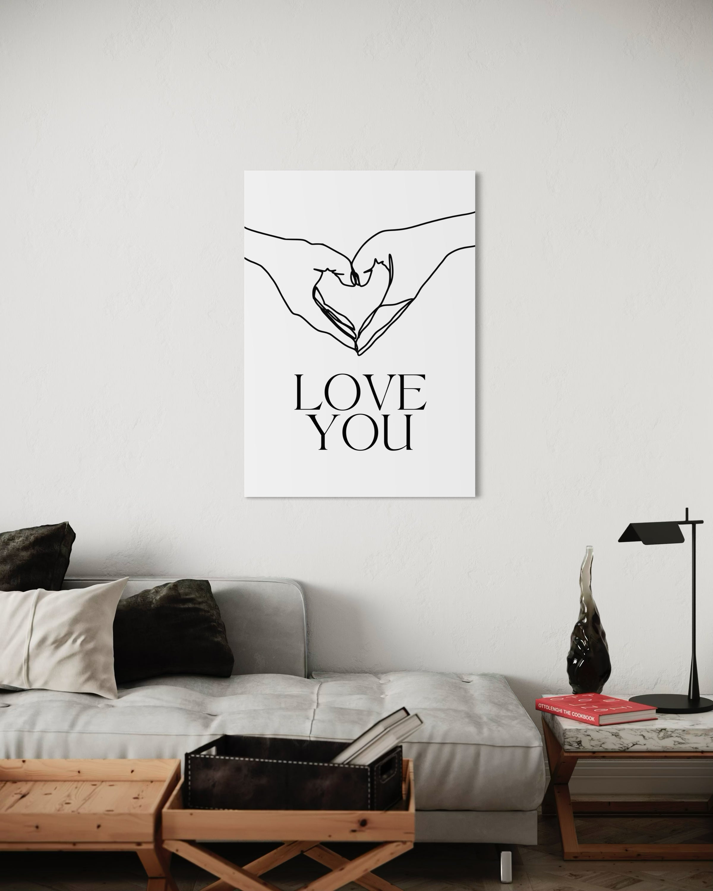Love you con disegno a linee di mani a cuore, testo “LOVE YOU”, cornice bianca