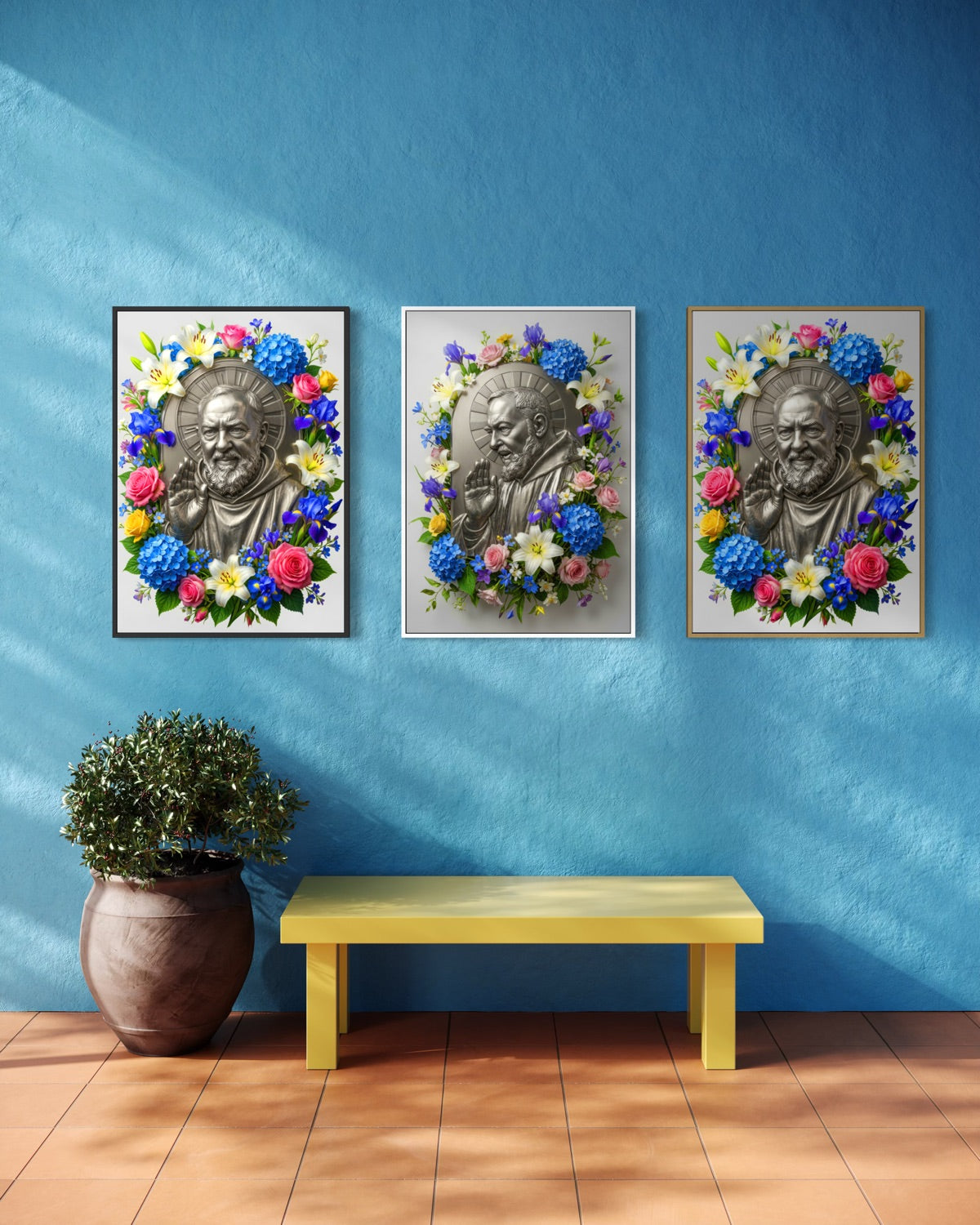 Tre stampe incorniciate con busto dorato e ghirlanda di fiori colorati