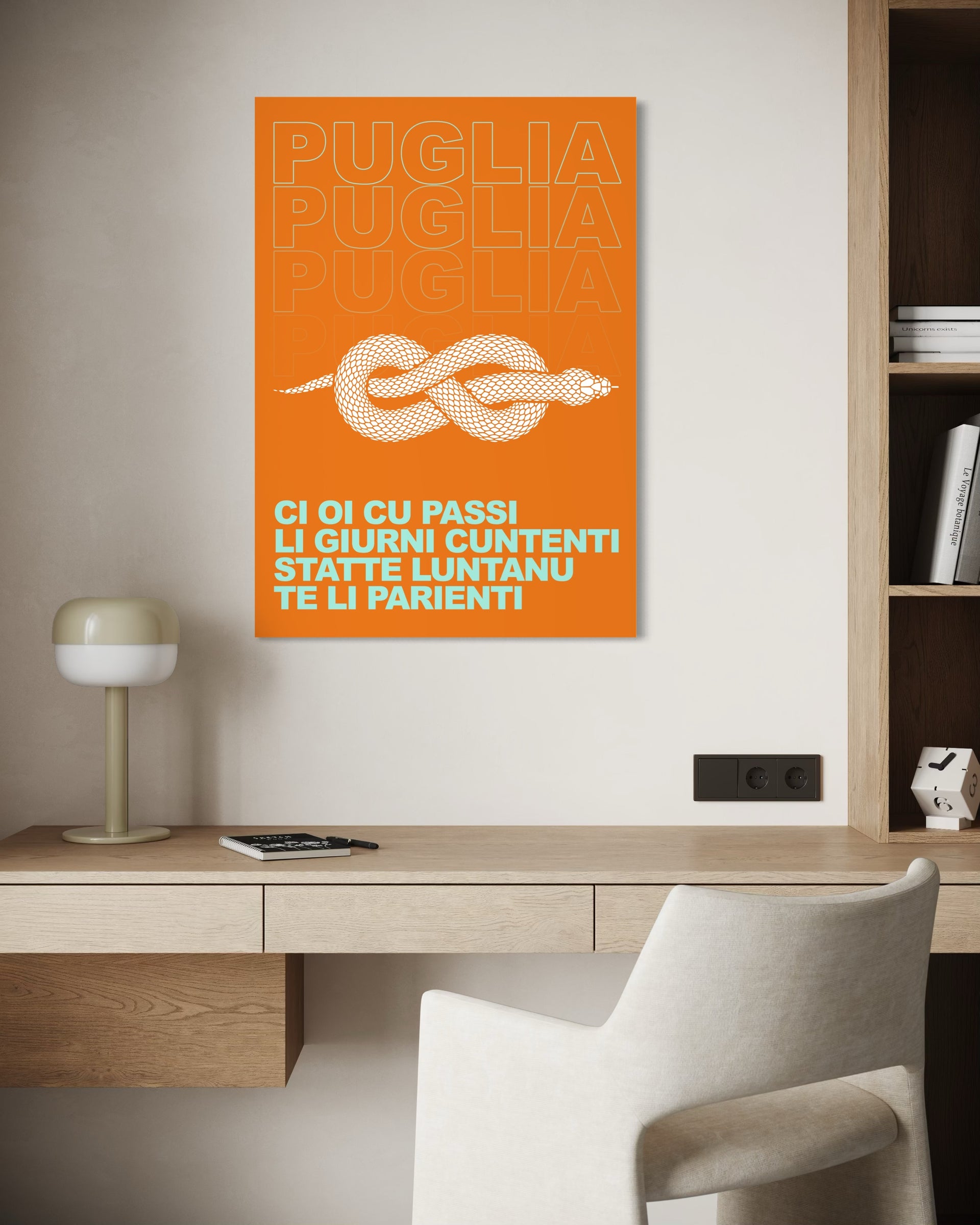 Stampa Salento style con scritte Puglia e nodo stilizzato, sfondo arancione