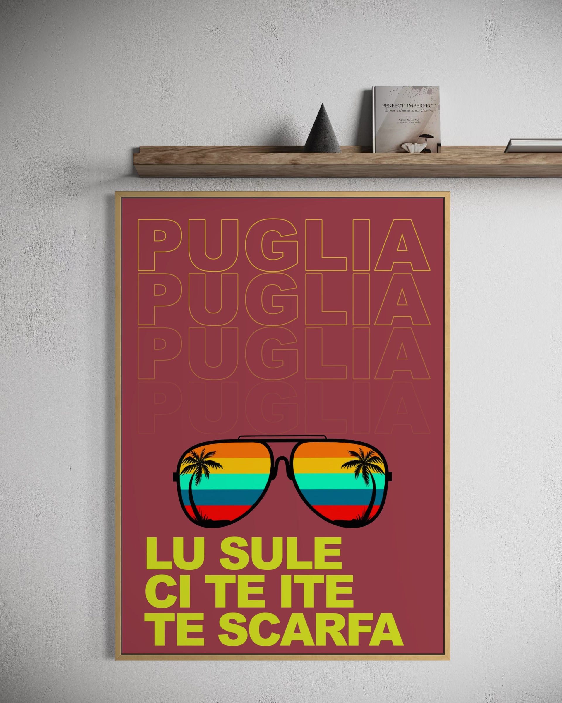 Stampa Salento sole style con occhiali da sole e scritta PUGLIA, cornice scura