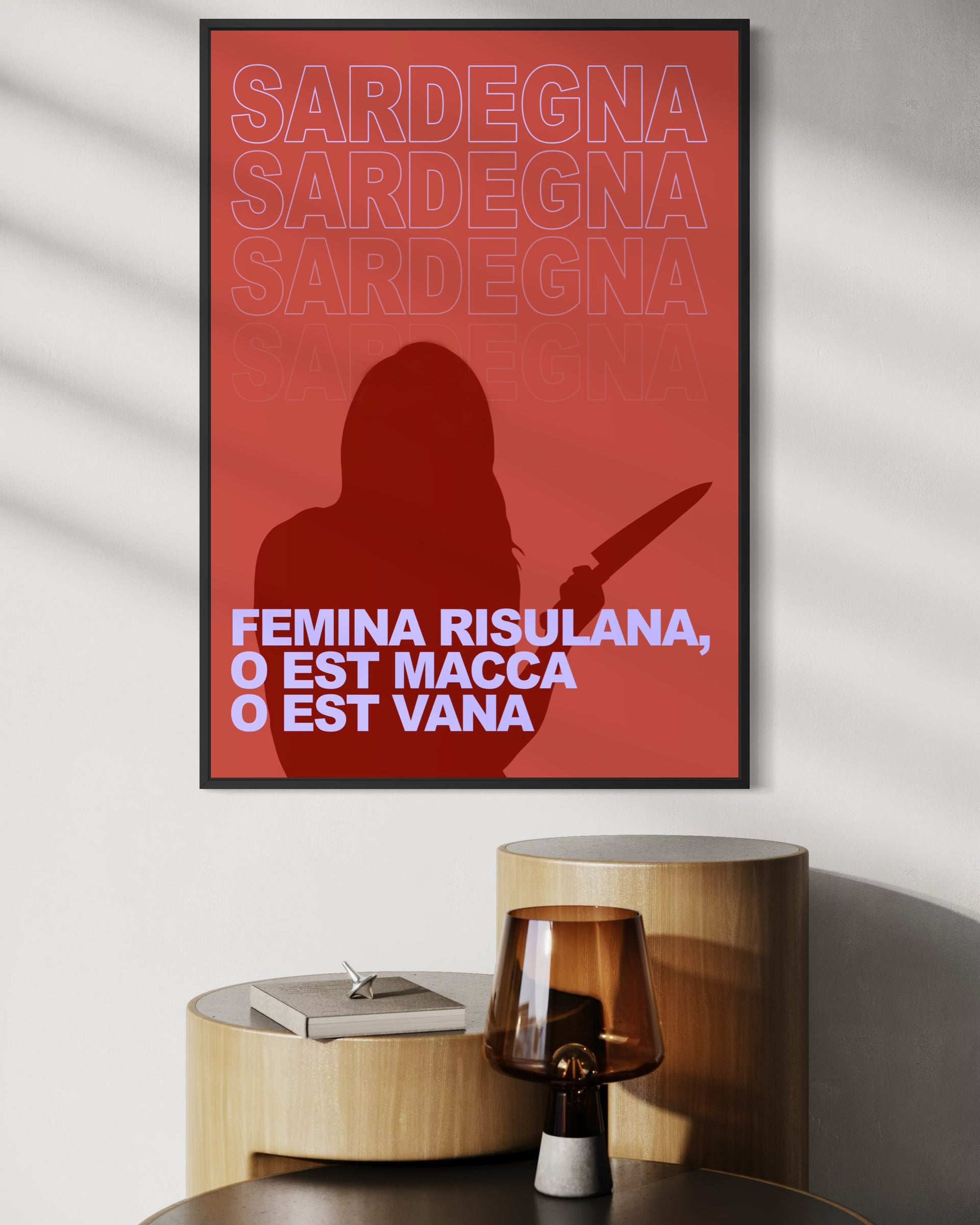 Stampa incorniciata “Sardegna” con cornice nera, silhouette femminile e testo “FEMINA RISULANA”