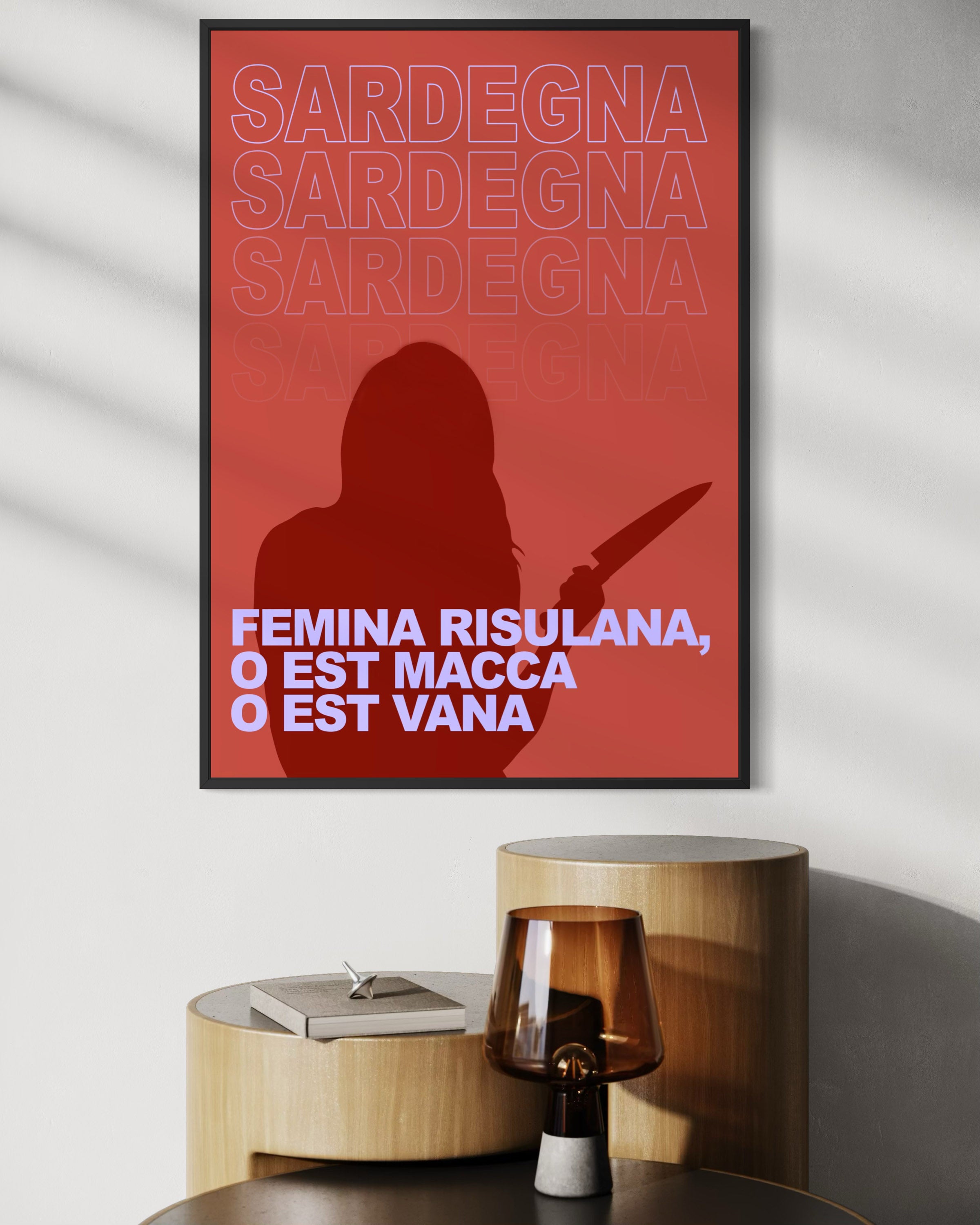 Stampa incorniciata con cornice nera, testo Sardegna e silhouette rossa
