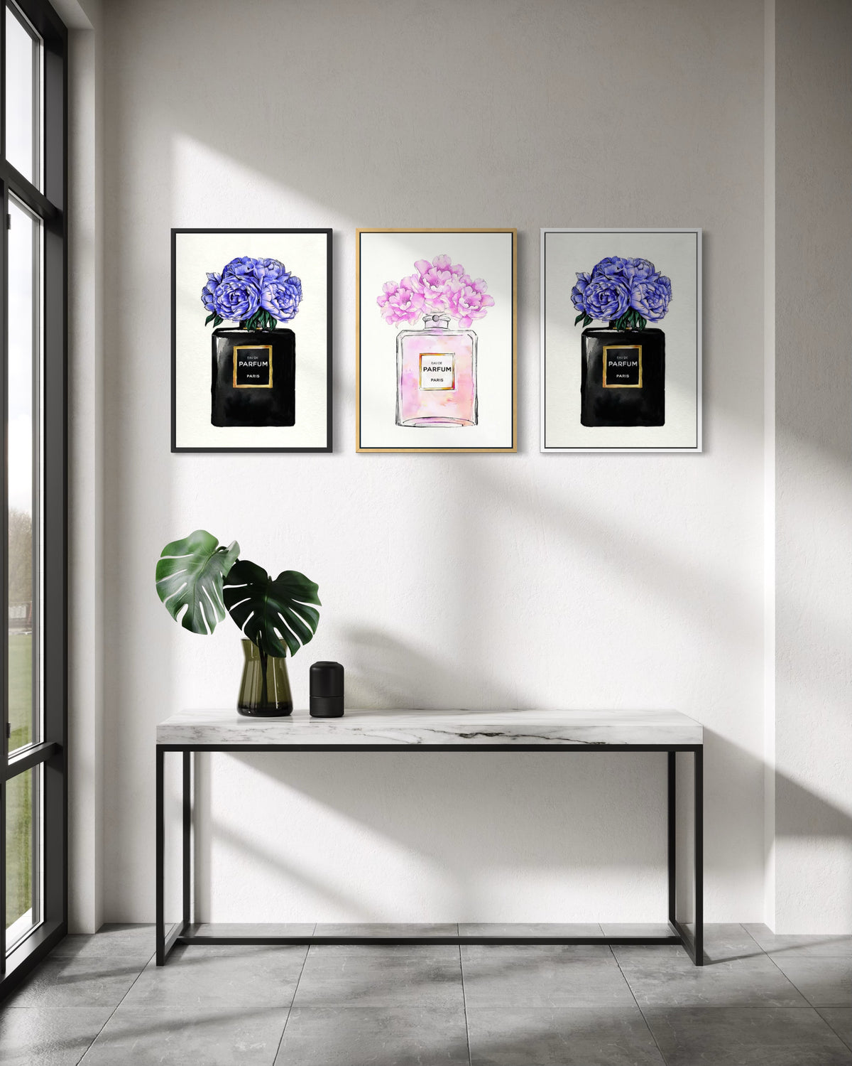 Tris di stampe incorniciate: bottiglie profumo con fiori blu e rosa.