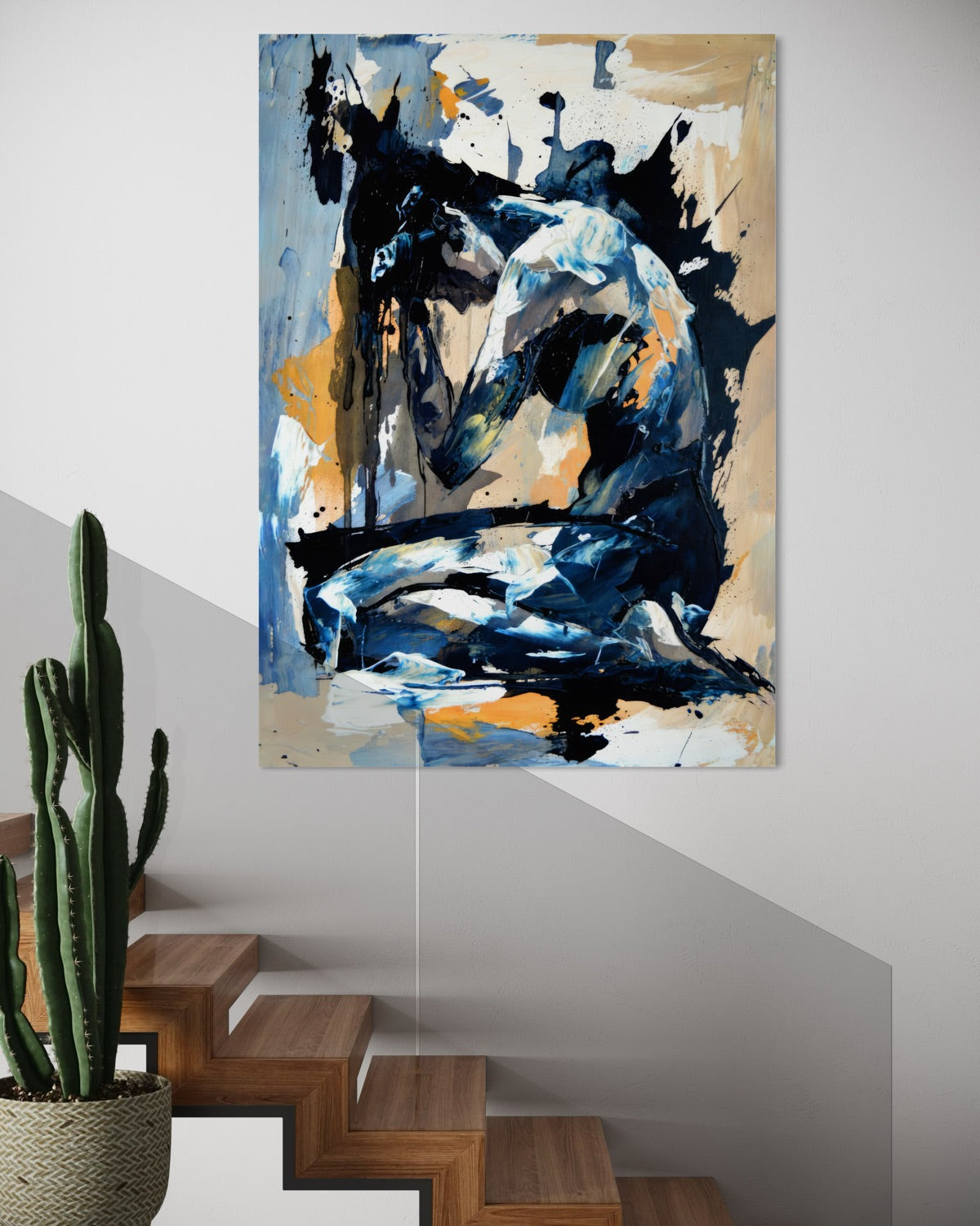 Stampa astratta incorniciata con figure in blu, nero e tocchi oro su sfondo chiaro