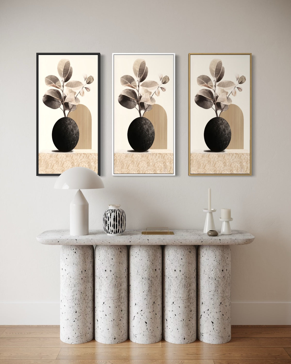 Set di 3 stampe incorniciate verticali con vaso nero e foglie su fondo chiaro