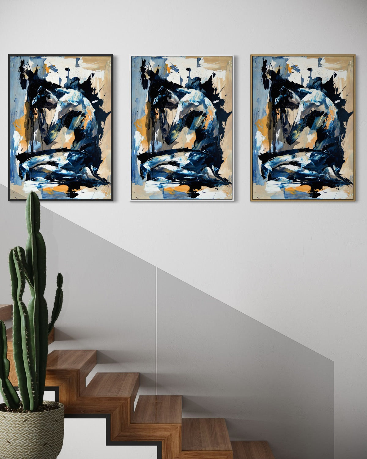 Set di stampe astratte incorniciate con forme blu e nere e tocchi oro su sfondo chiaro