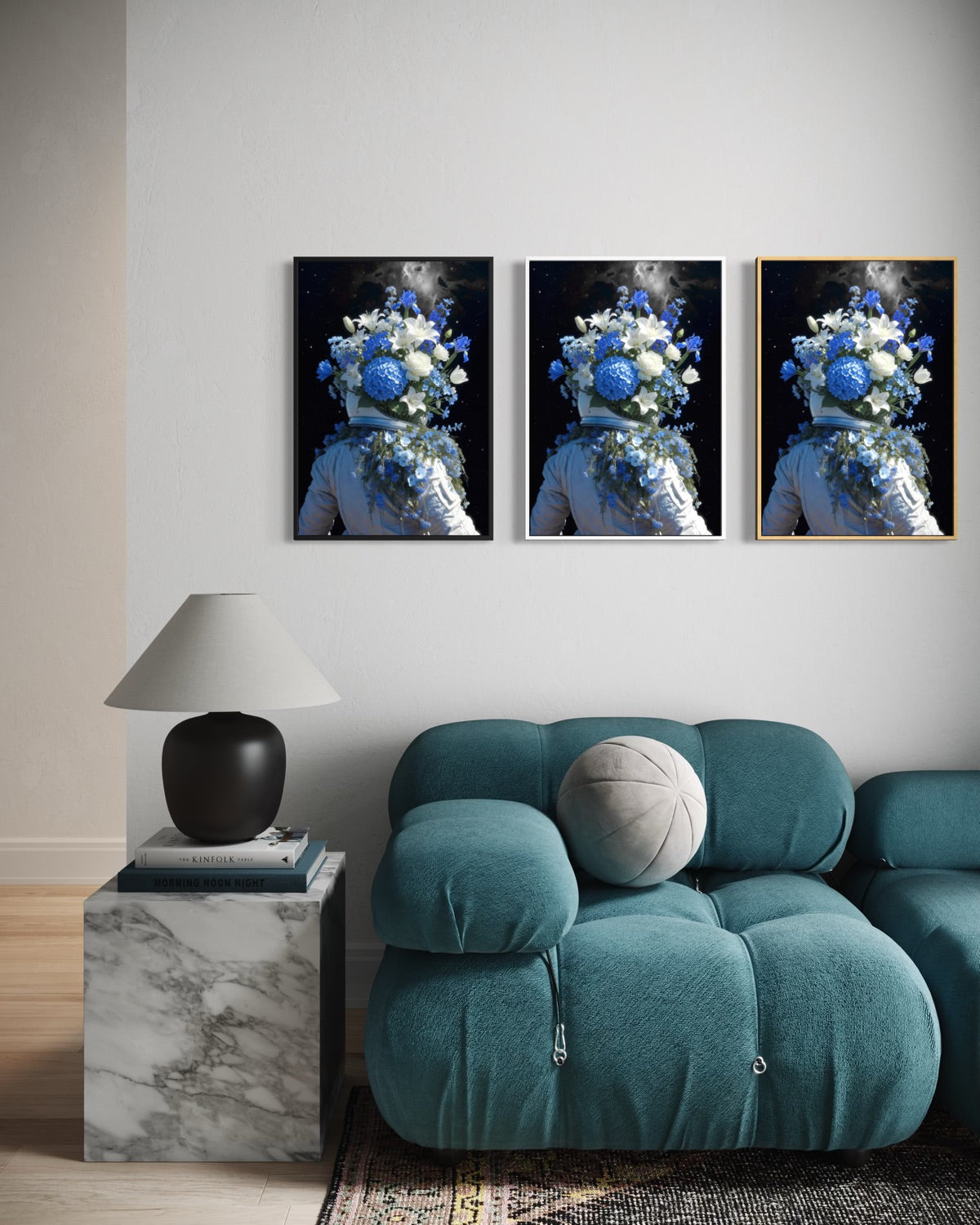 Trittico di stampe incorniciate con fiori blu e bianco su sfondo scuro.