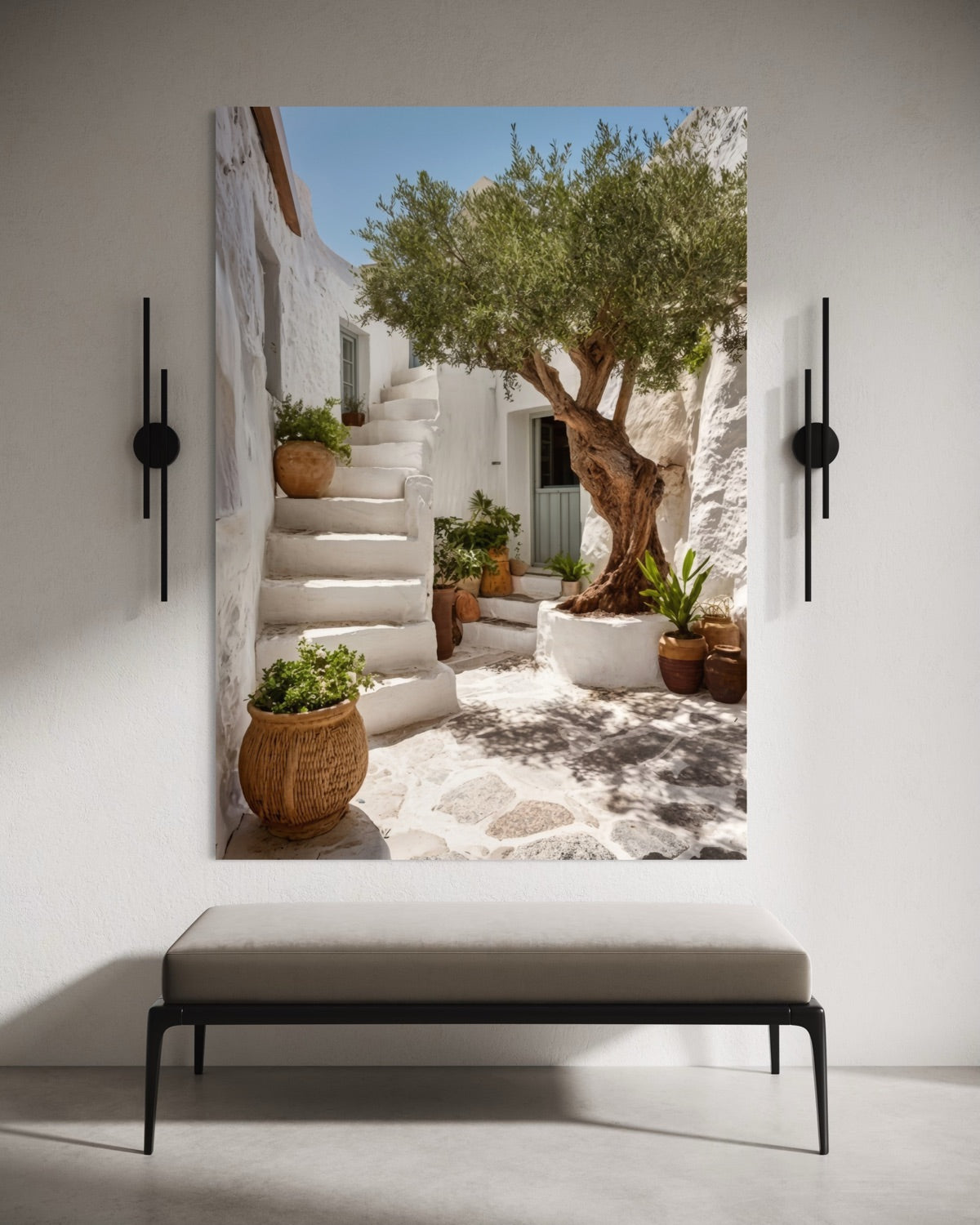 Stampa Scorcio d'Olivo incorniciata: cortile bianco con albero d’olivo, cornice nera