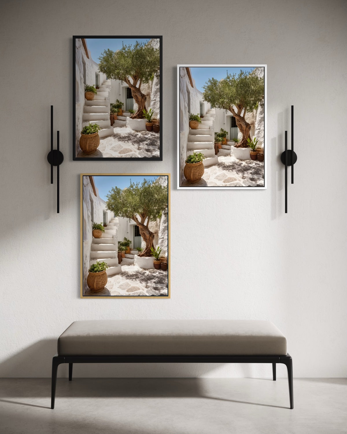 Set di 3 stampe Scorcio d'Olivo con cortile bianco e albero d’olivo, cornici nere