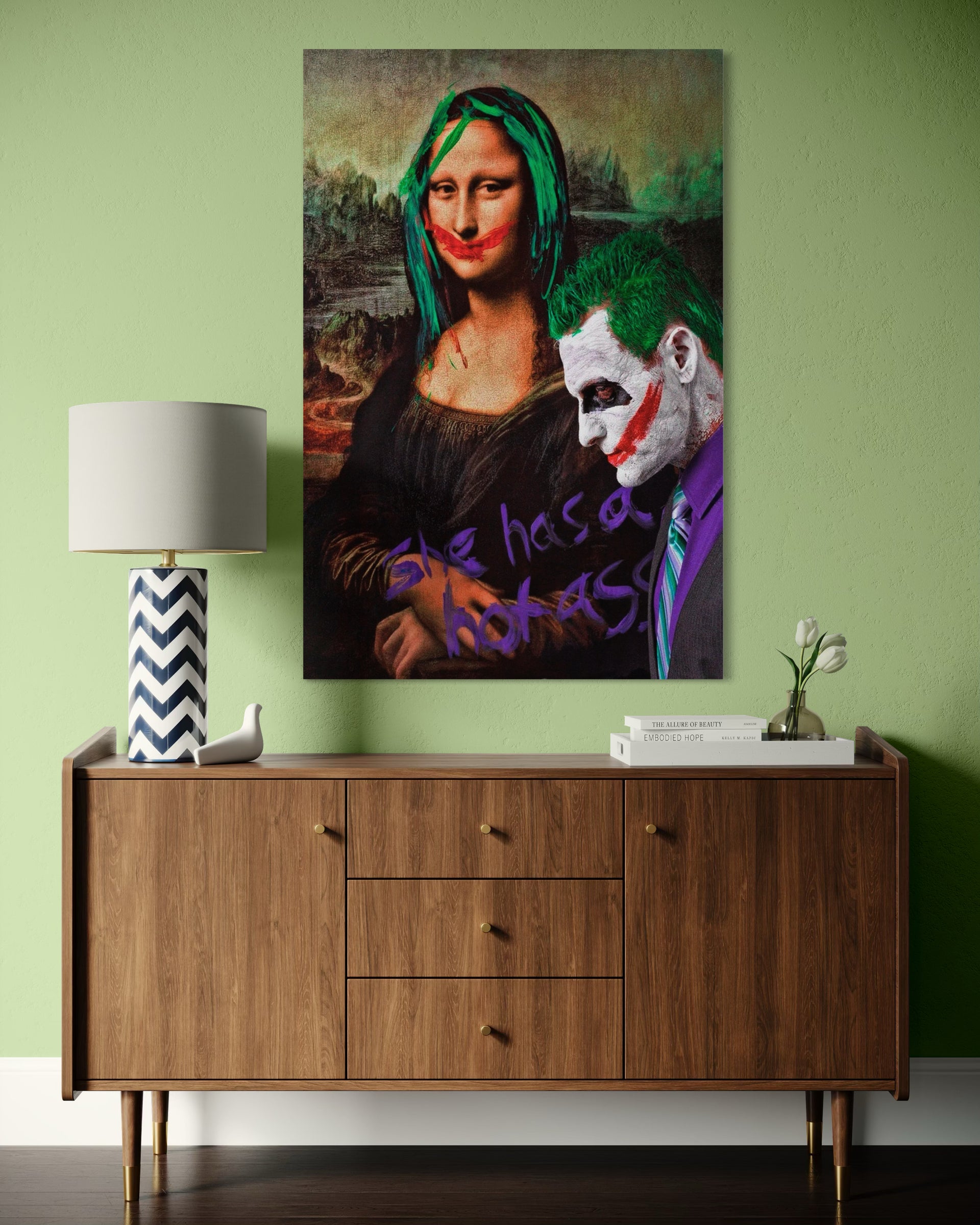 Mona joker: stampa con volto di Mona Lisa e cappuccio verde, stile joker