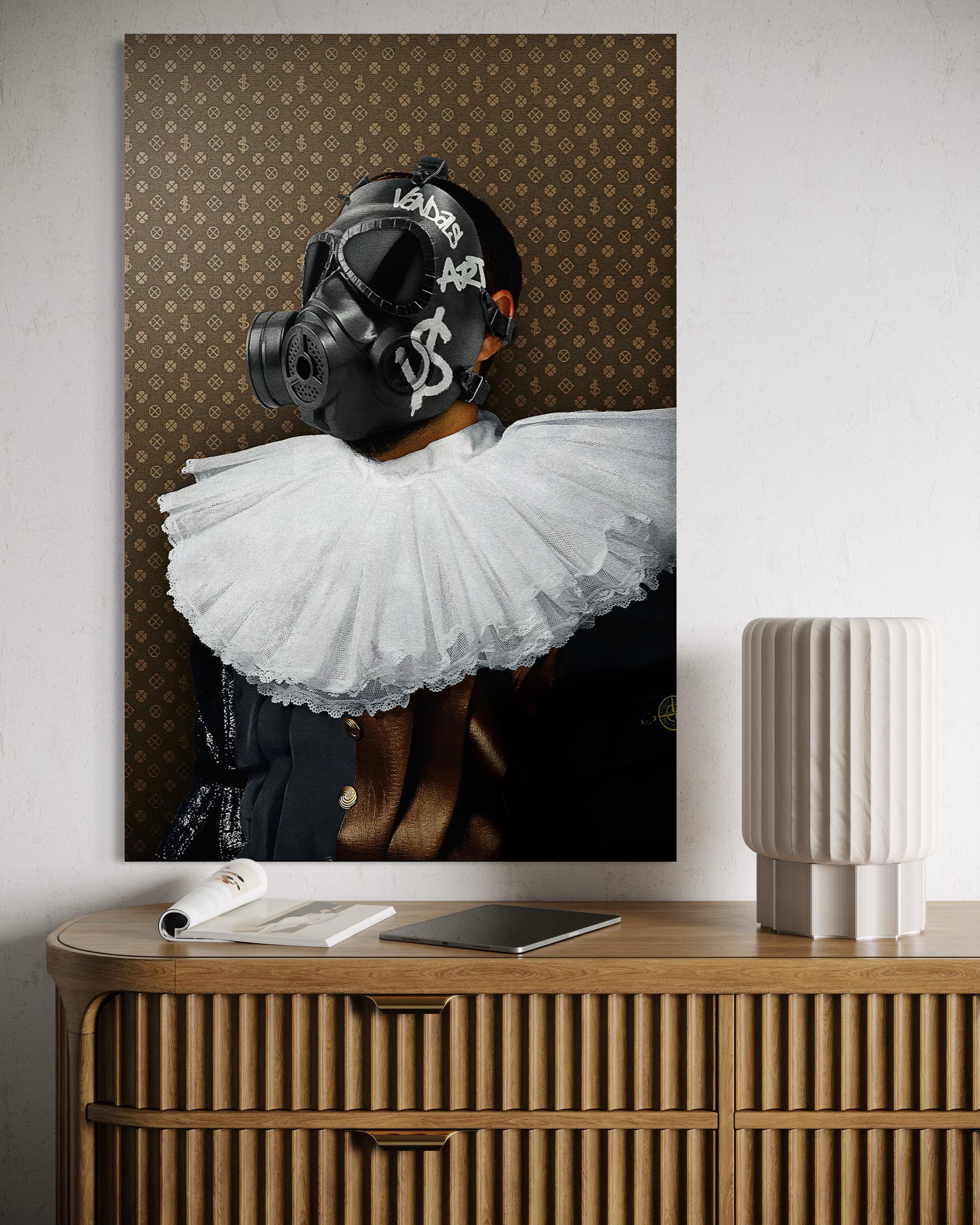 Maschera pop art con visiera nera e scritte bianche, stile gas