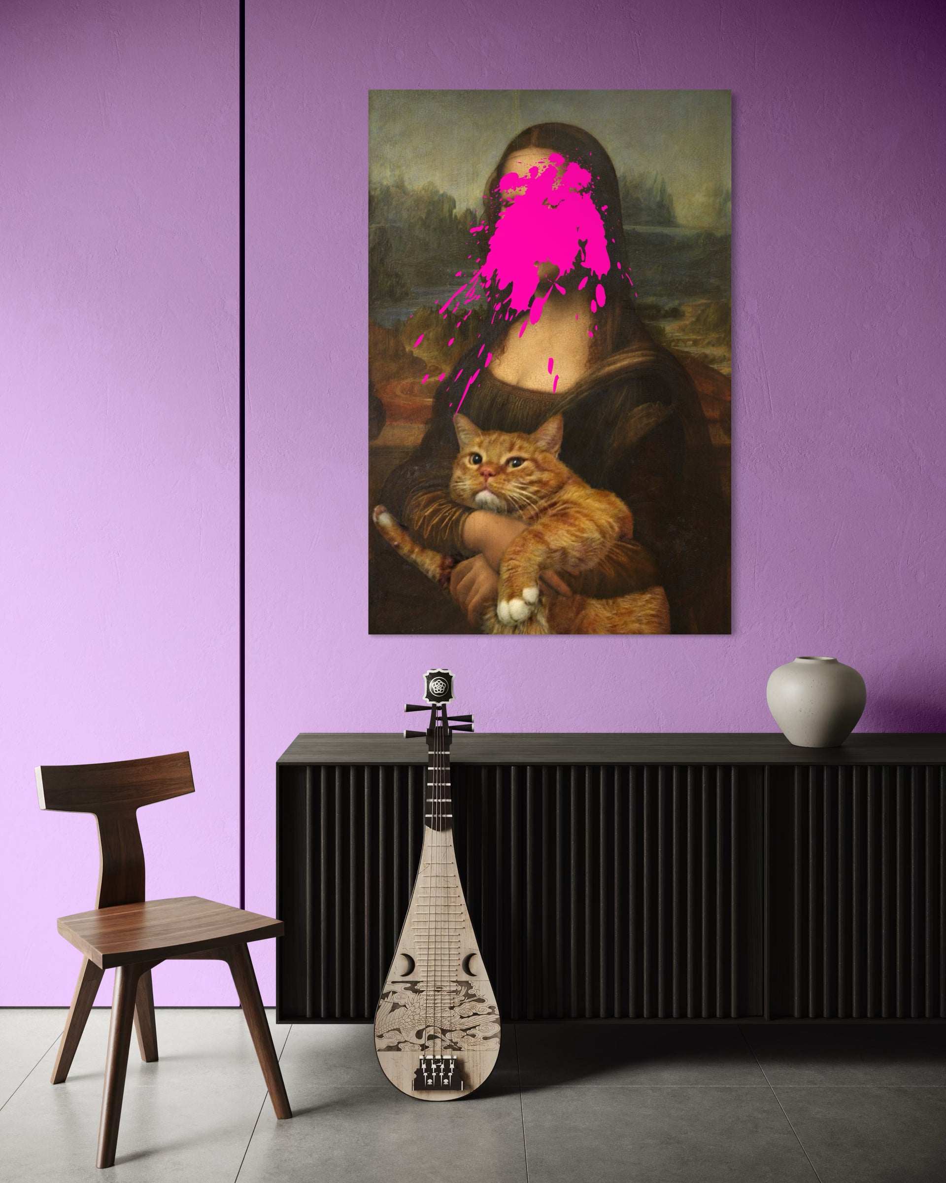 Stampa pop art con gatto grasso arancione in braccio, su figura tipo Gioconda