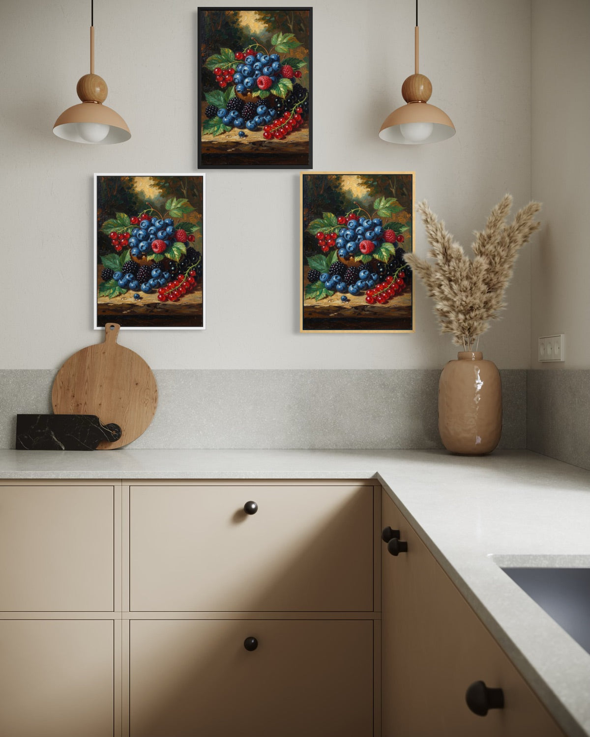 Set di 3 quadri incorniciati neri con frutti di bosco blu, rossi e verdi