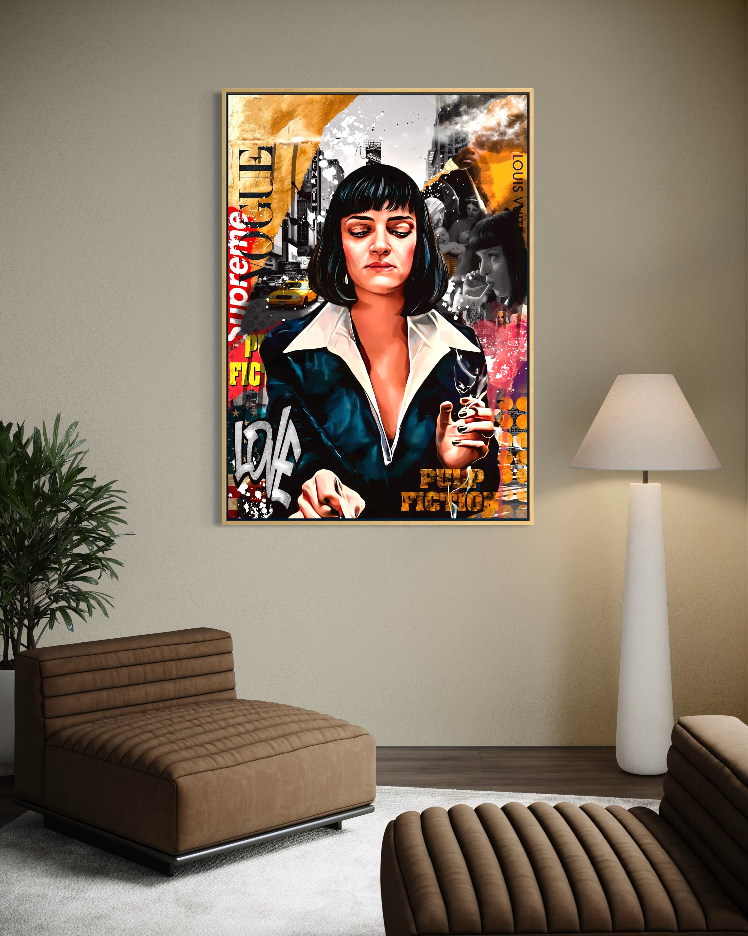 Stampa Pulp woman con donna in abito nero, cornice dorata, posa frontale