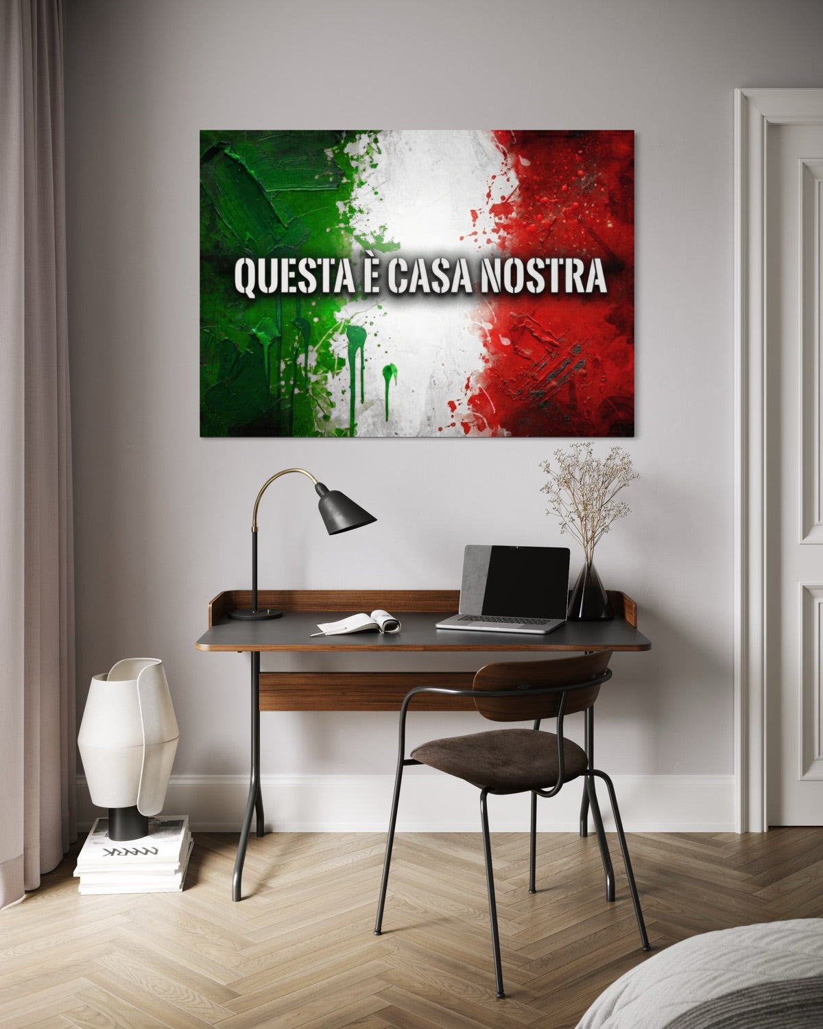 Quadro rettangolare verde-bianco-rosso con scritta “QUESTA È CASA NOSTRA”