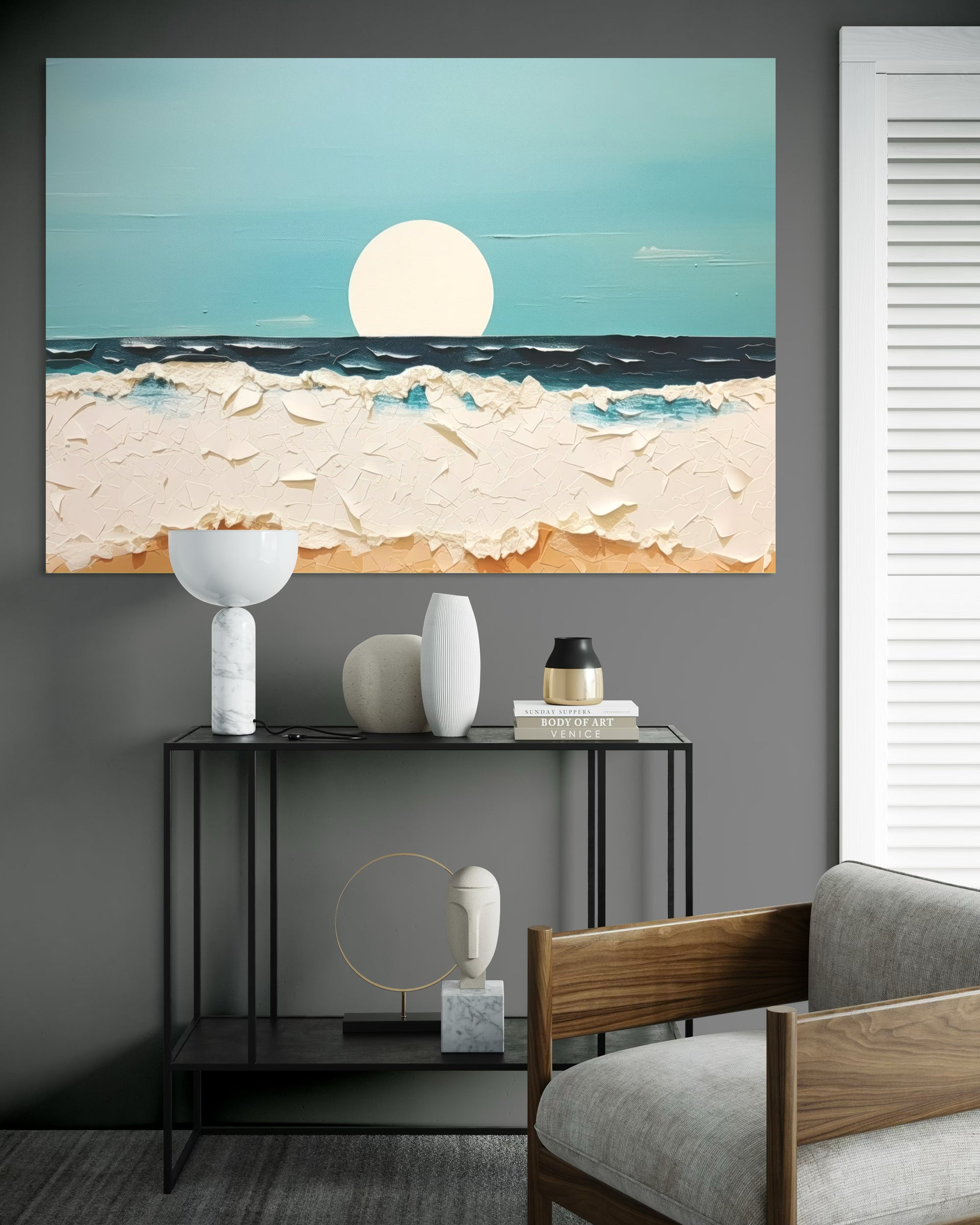Sogno estivo: mare con luna bianca e onde su sabbia, cielo azzurro, texture materica.